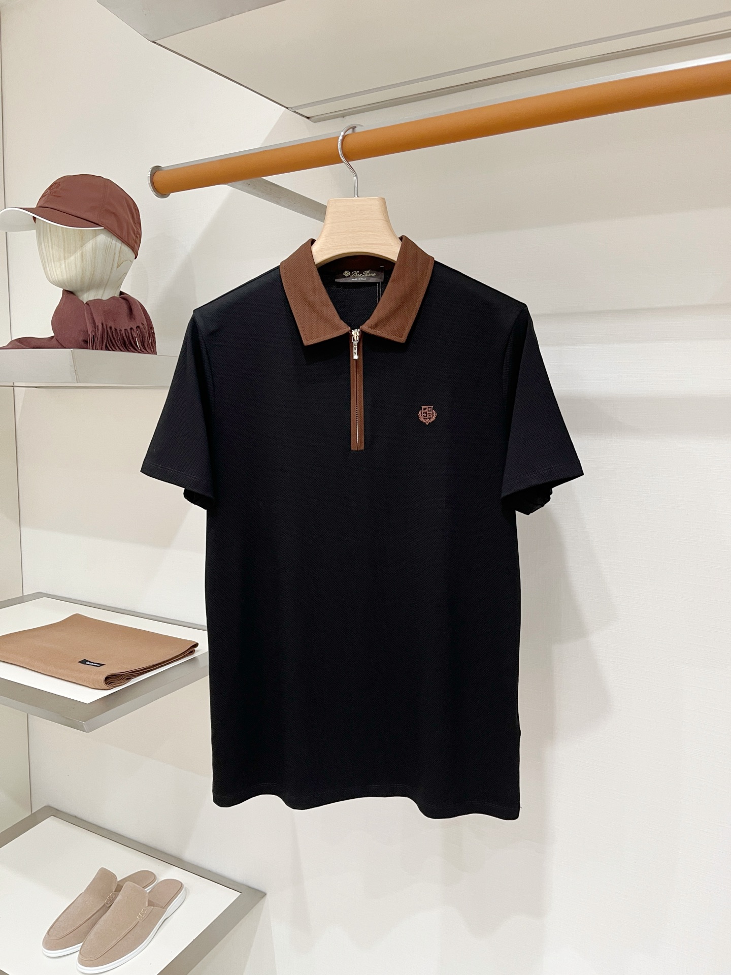 Loro Piana、2026新品短袖T恤,帅气时尚,胸前精致刺绣图案字母logo,简约百搭款。面料棉 不仅挺括,保持潮 Loro Piana、2026新品短袖T恤,帅气时尚,胸前精致刺绣图案字母logo,简约百搭款。面料棉 不仅挺括,保持潮