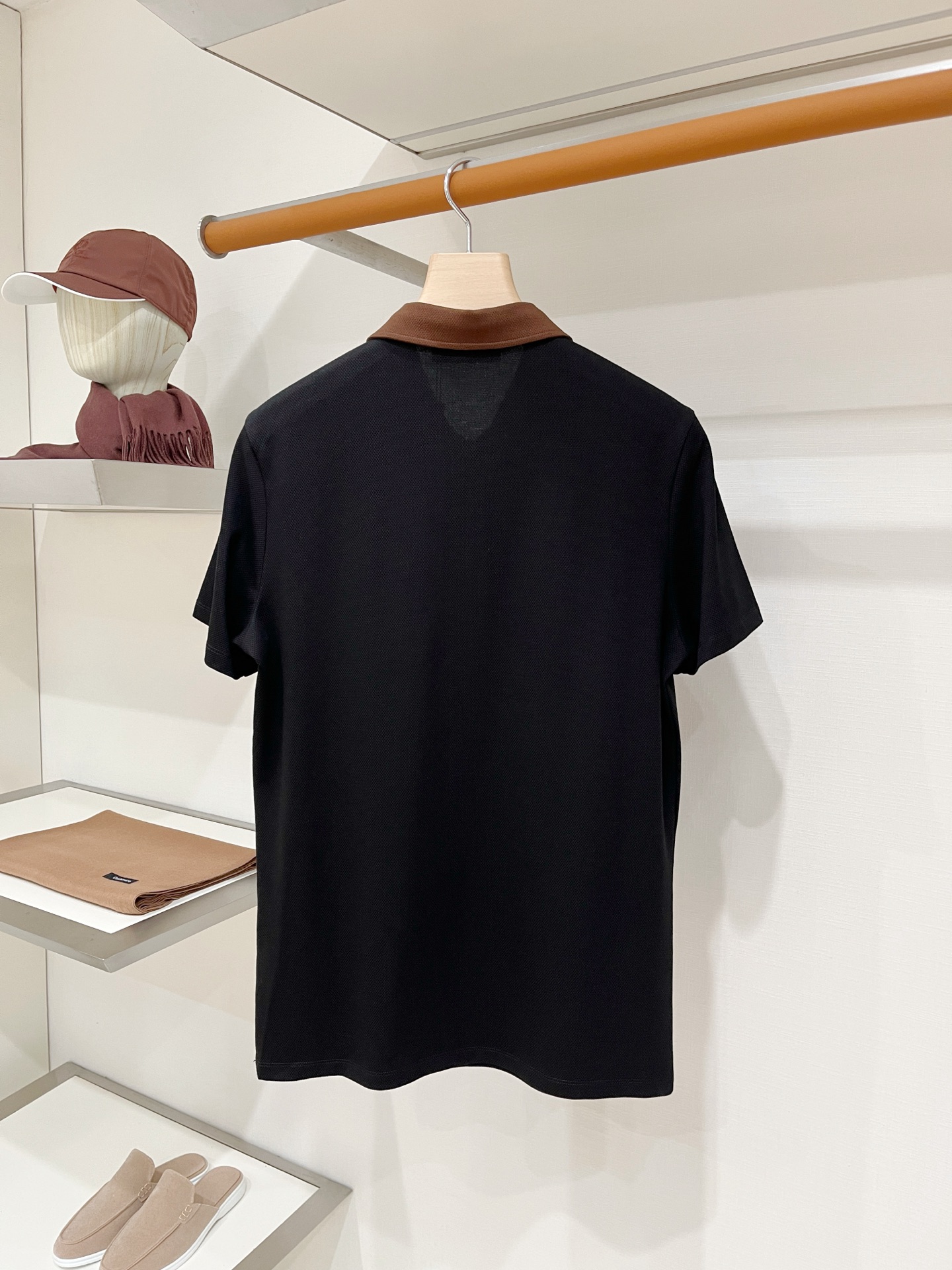 Loro Piana、2026新品短袖T恤，帅气时尚，胸前精致刺绣图案字母logo，简约百搭款。面料棉 不仅挺括，保持潮