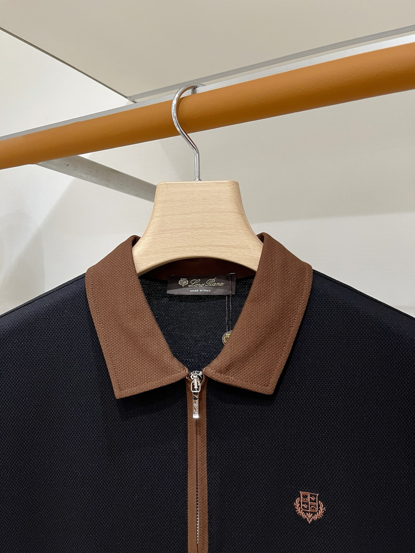 Loro Piana、2026新品短袖T恤，帅气时尚，胸前精致刺绣图案字母logo，简约百搭款。面料棉 不仅挺括，保持潮