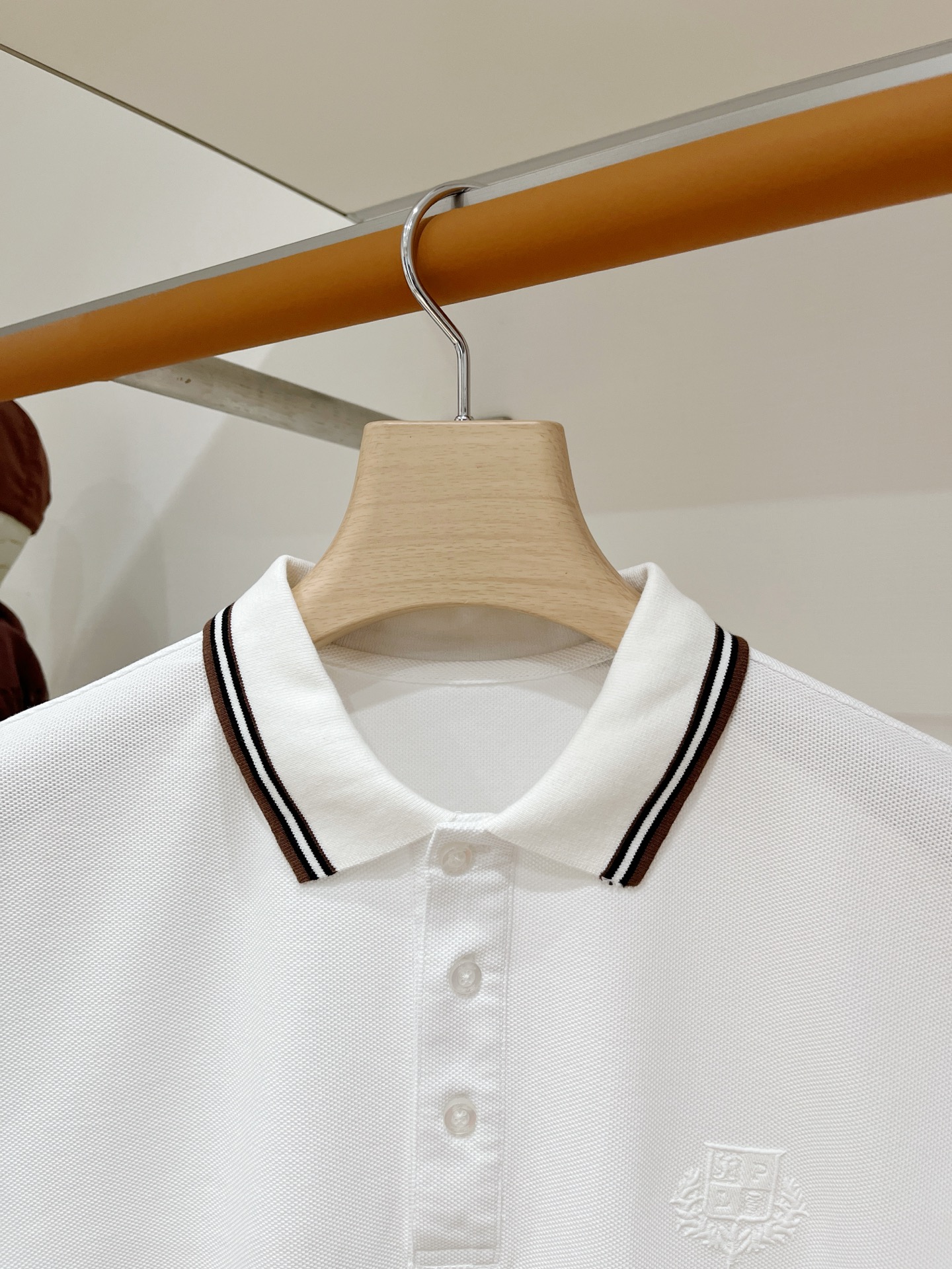 Loro Piana、2026新品短袖T恤，帅气时尚，胸前精致刺绣图案字母logo，简约百搭款。面料棉 不仅挺括，保持潮