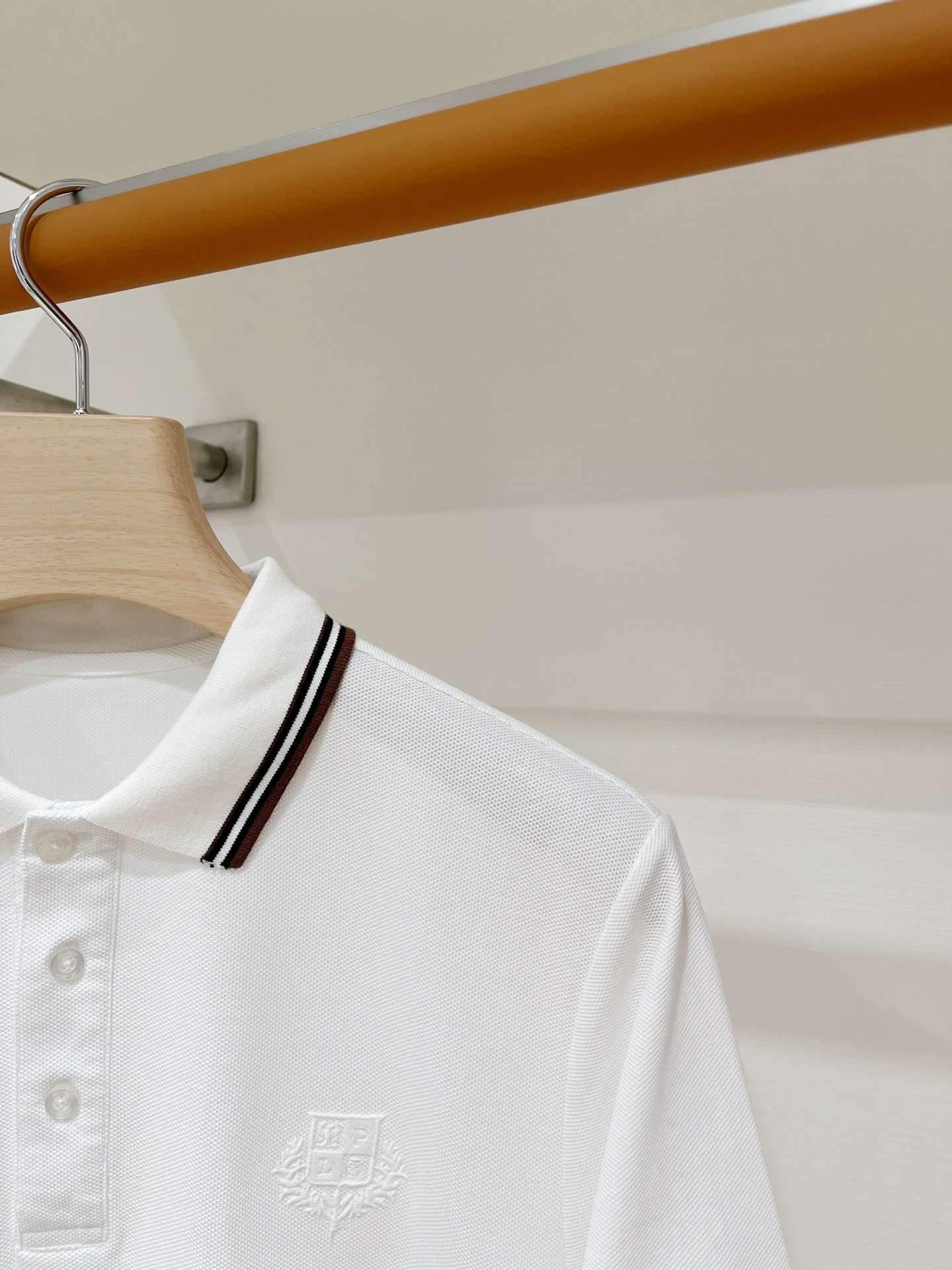 Loro Piana、2026新品短袖T恤，帅气时尚，胸前精致刺绣图案字母logo，简约百搭款。面料棉 不仅挺括，保持潮