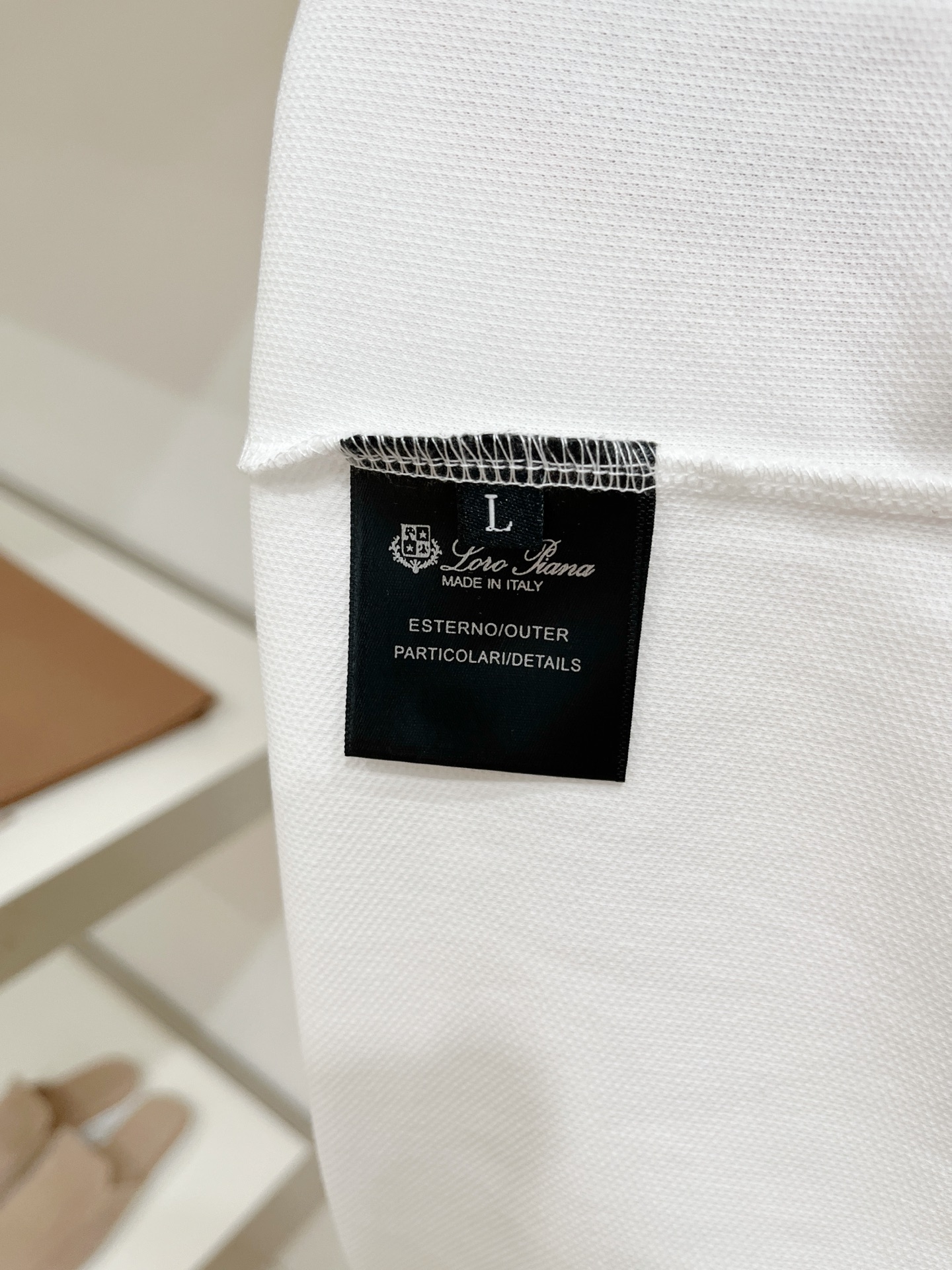 Loro Piana、2026新品短袖T恤，帅气时尚，胸前精致刺绣图案字母logo，简约百搭款。面料棉 不仅挺括，保持潮