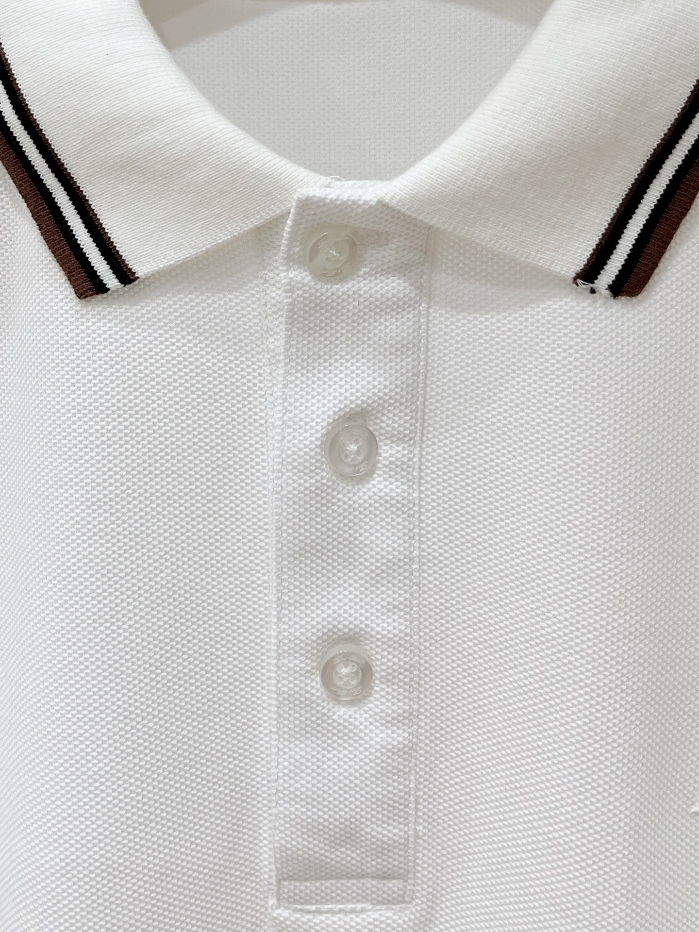 Loro Piana、2026新品短袖T恤，帅气时尚，胸前精致刺绣图案字母logo，简约百搭款。面料棉 不仅挺括，保持潮
