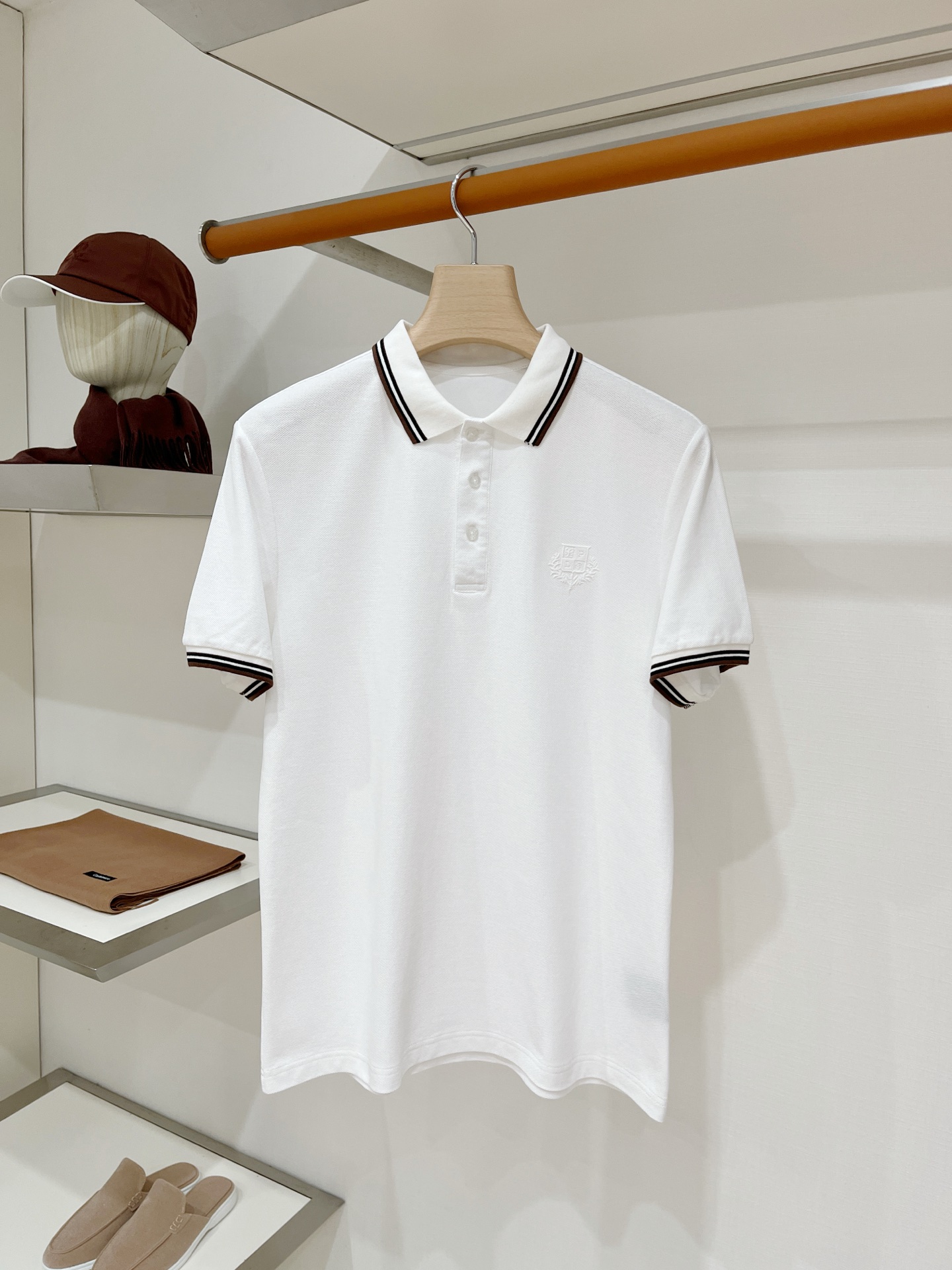 Loro Piana、2026新品短袖T恤,帅气时尚,胸前精致刺绣图案字母logo,简约百搭款。面料棉 不仅挺括,保持潮 Loro Piana、2026新品短袖T恤,帅气时尚,胸前精致刺绣图案字母logo,简约百搭款。面料棉 不仅挺括,保持潮