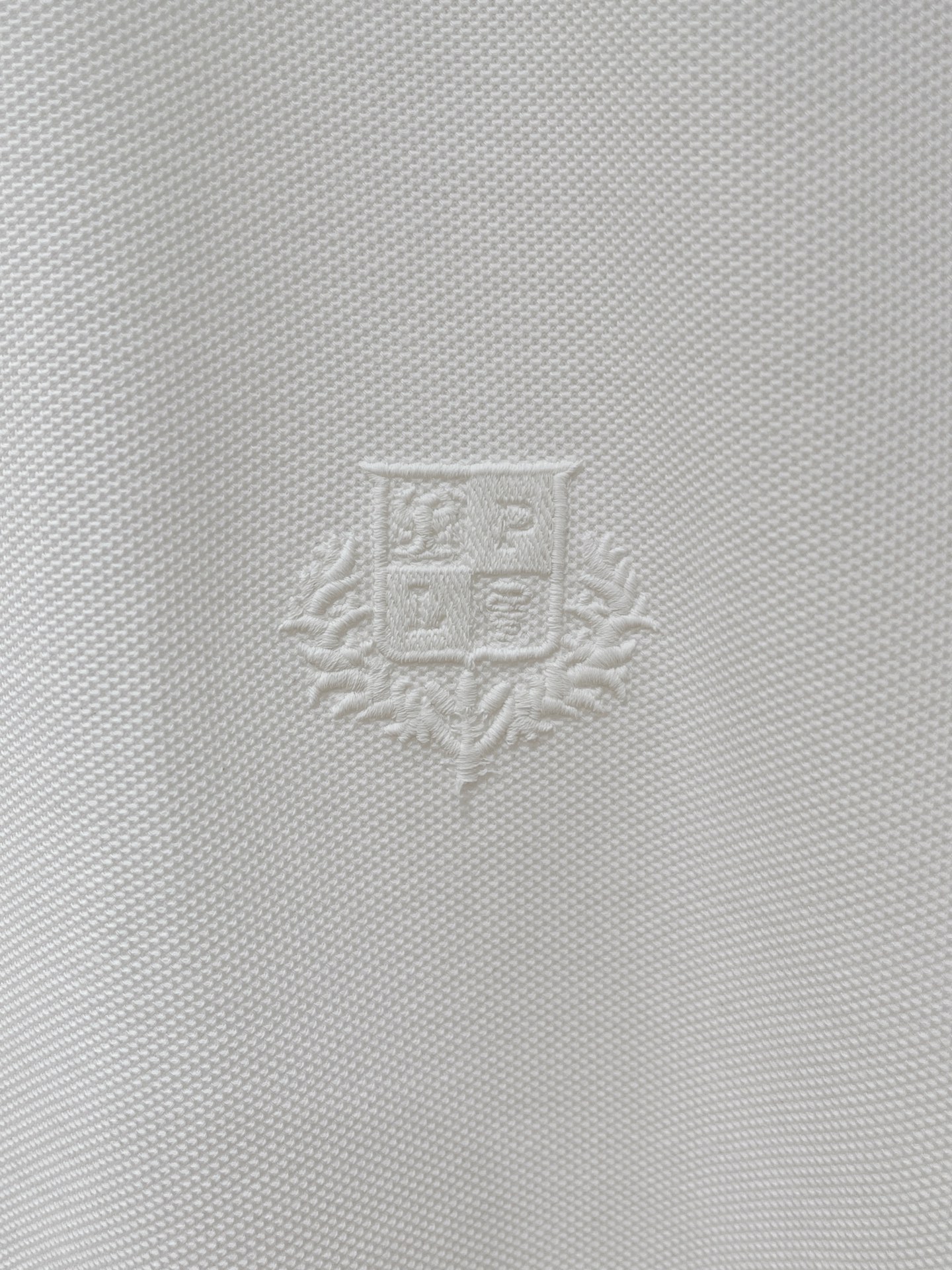 Loro Piana、2026新品短袖T恤，帅气时尚，胸前精致刺绣图案字母logo，简约百搭款。面料棉 不仅挺括，保持潮