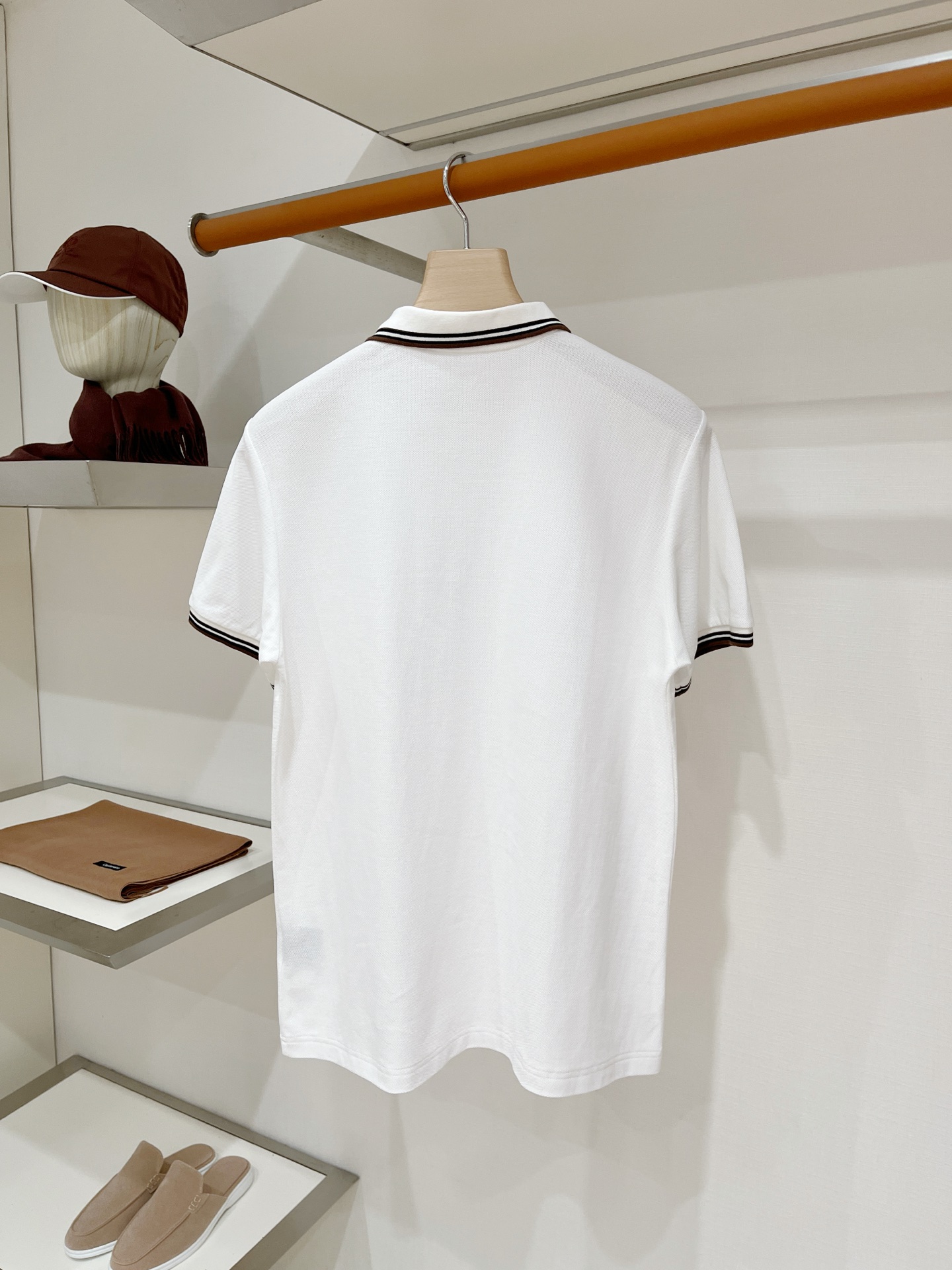 Loro Piana、2026新品短袖T恤，帅气时尚，胸前精致刺绣图案字母logo，简约百搭款。面料棉 不仅挺括，保持潮