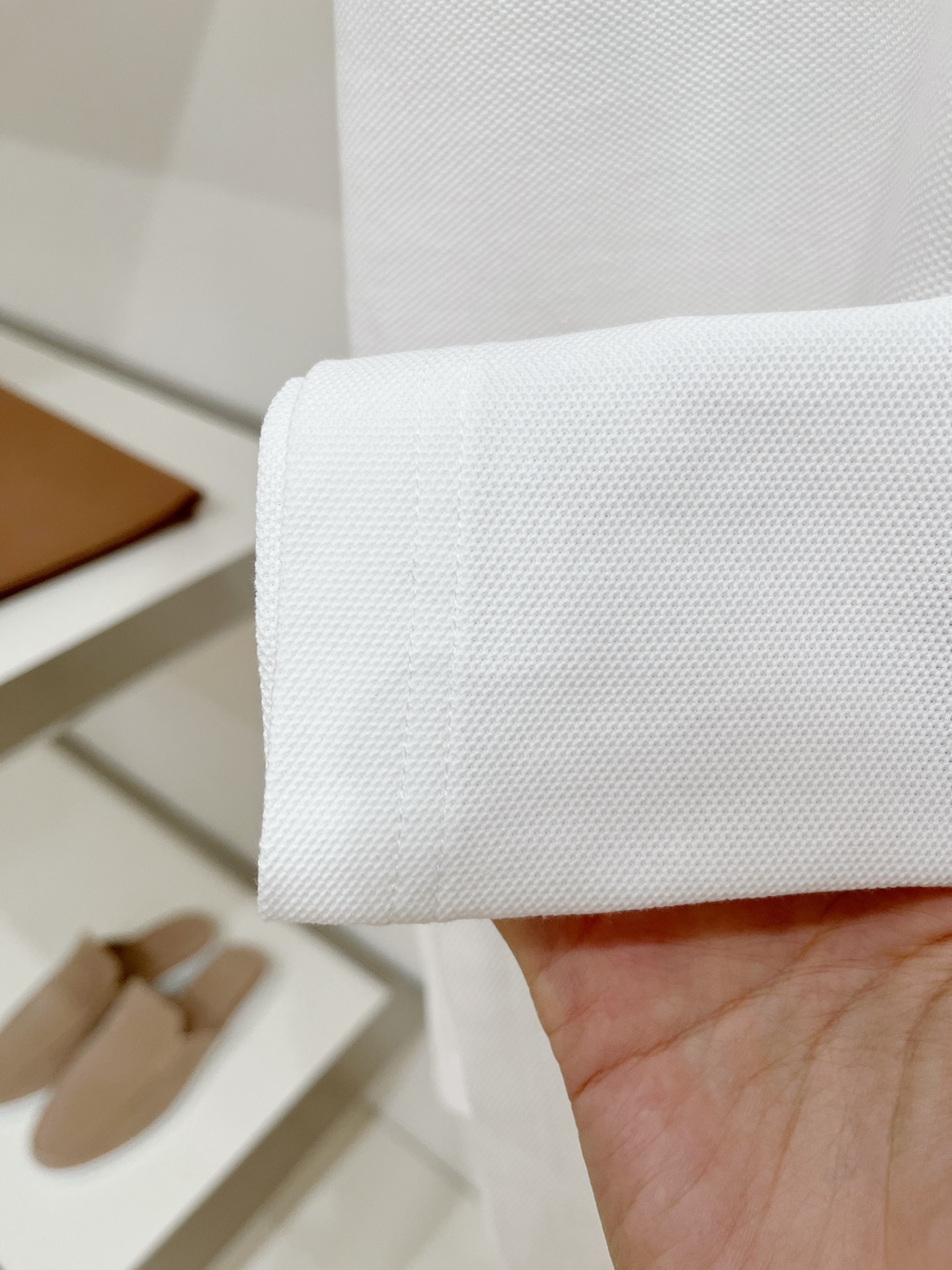 Loro Piana、2026新品短袖T恤，帅气时尚，胸前精致刺绣图案字母logo，简约百搭款。面料棉 不仅挺括，保持潮