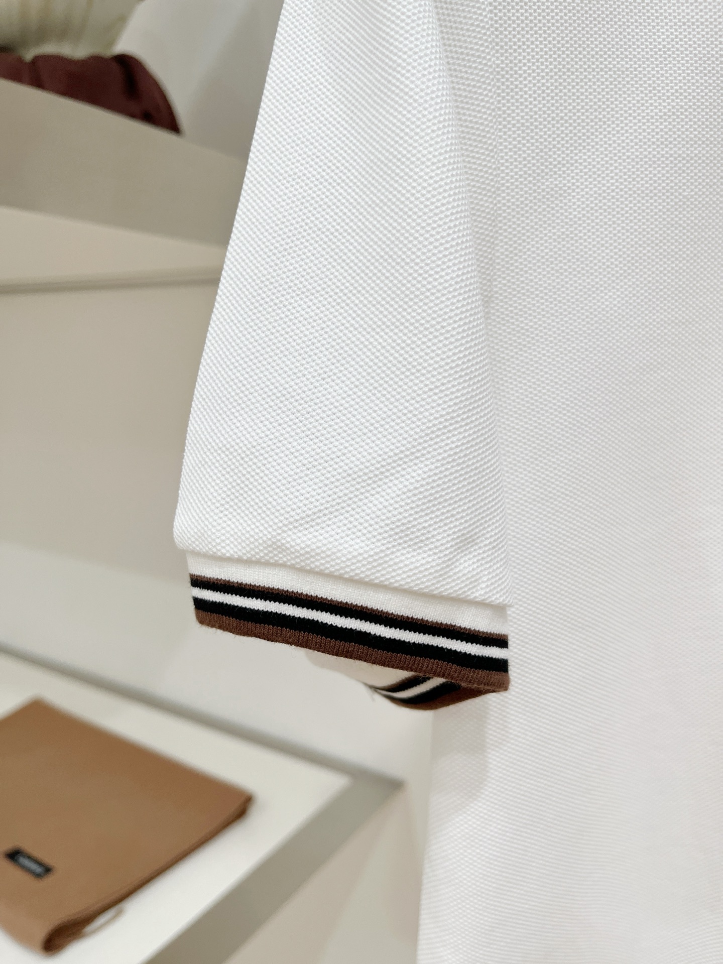 Loro Piana、2026新品短袖T恤，帅气时尚，胸前精致刺绣图案字母logo，简约百搭款。面料棉 不仅挺括，保持潮