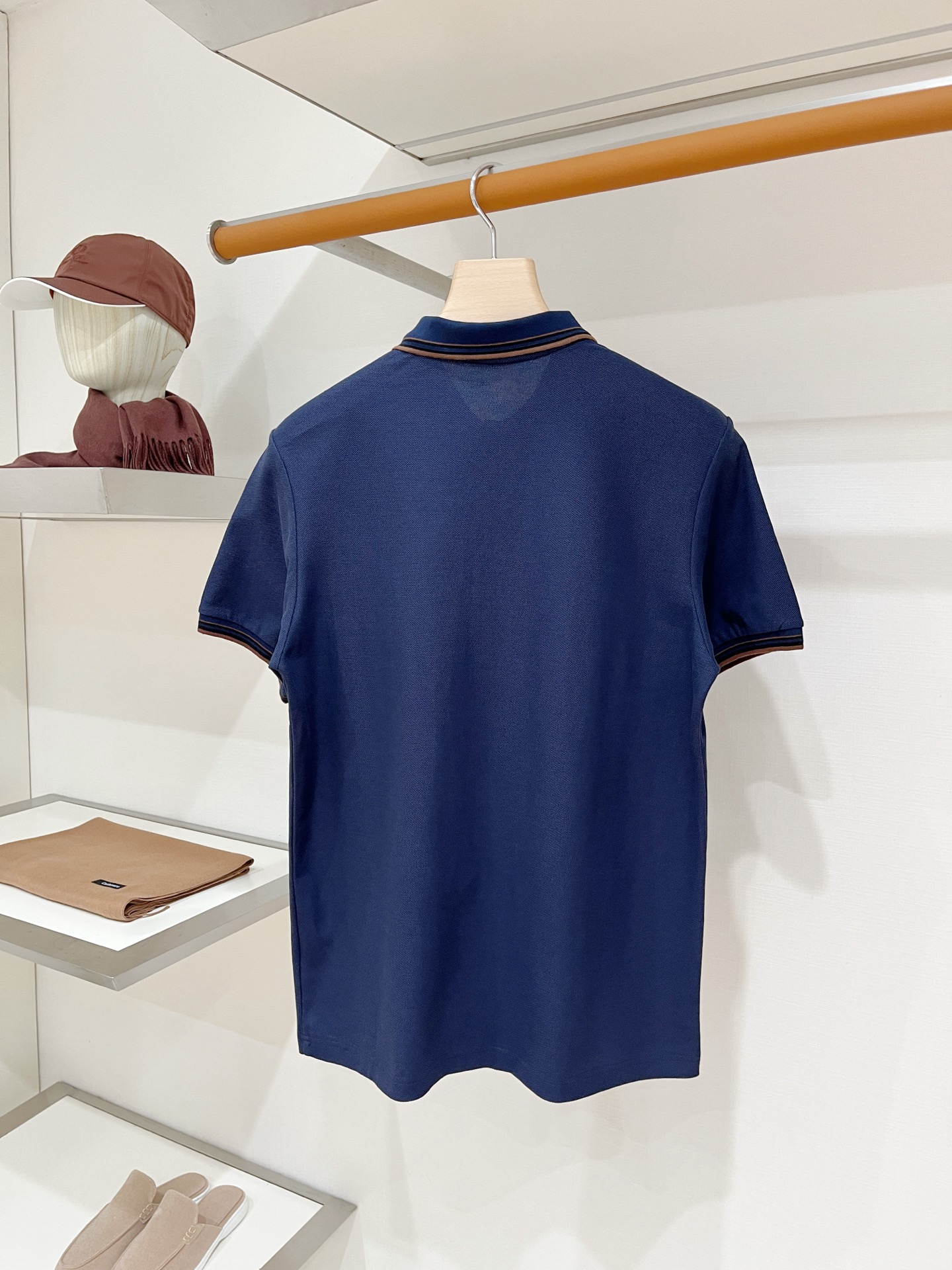 Loro Piana、2026新品短袖T恤，帅气时尚，胸前精致刺绣图案字母logo，简约百搭款。面料棉 不仅挺括，保持潮
