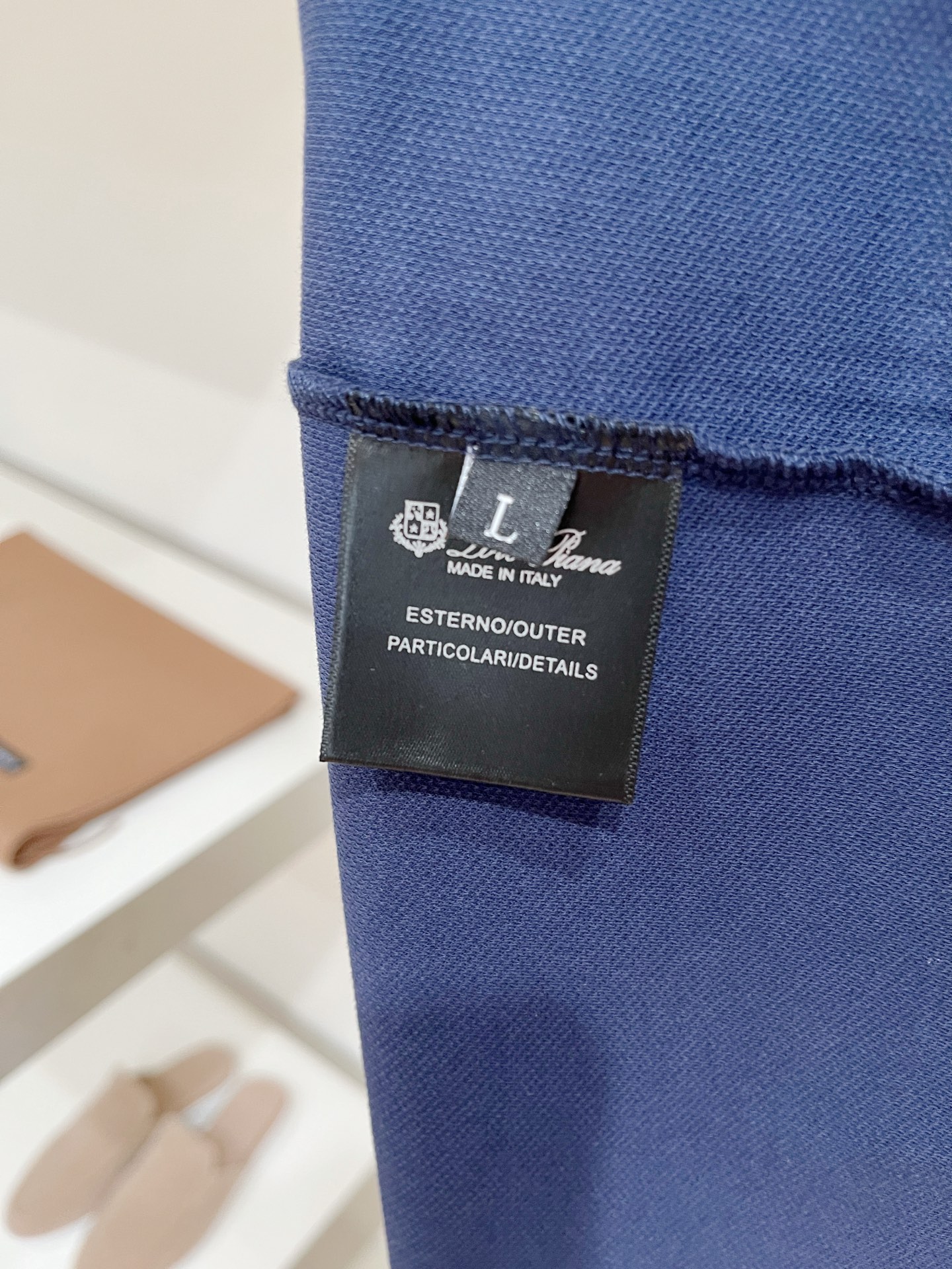 Loro Piana、2026新品短袖T恤，帅气时尚，胸前精致刺绣图案字母logo，简约百搭款。面料棉 不仅挺括，保持潮