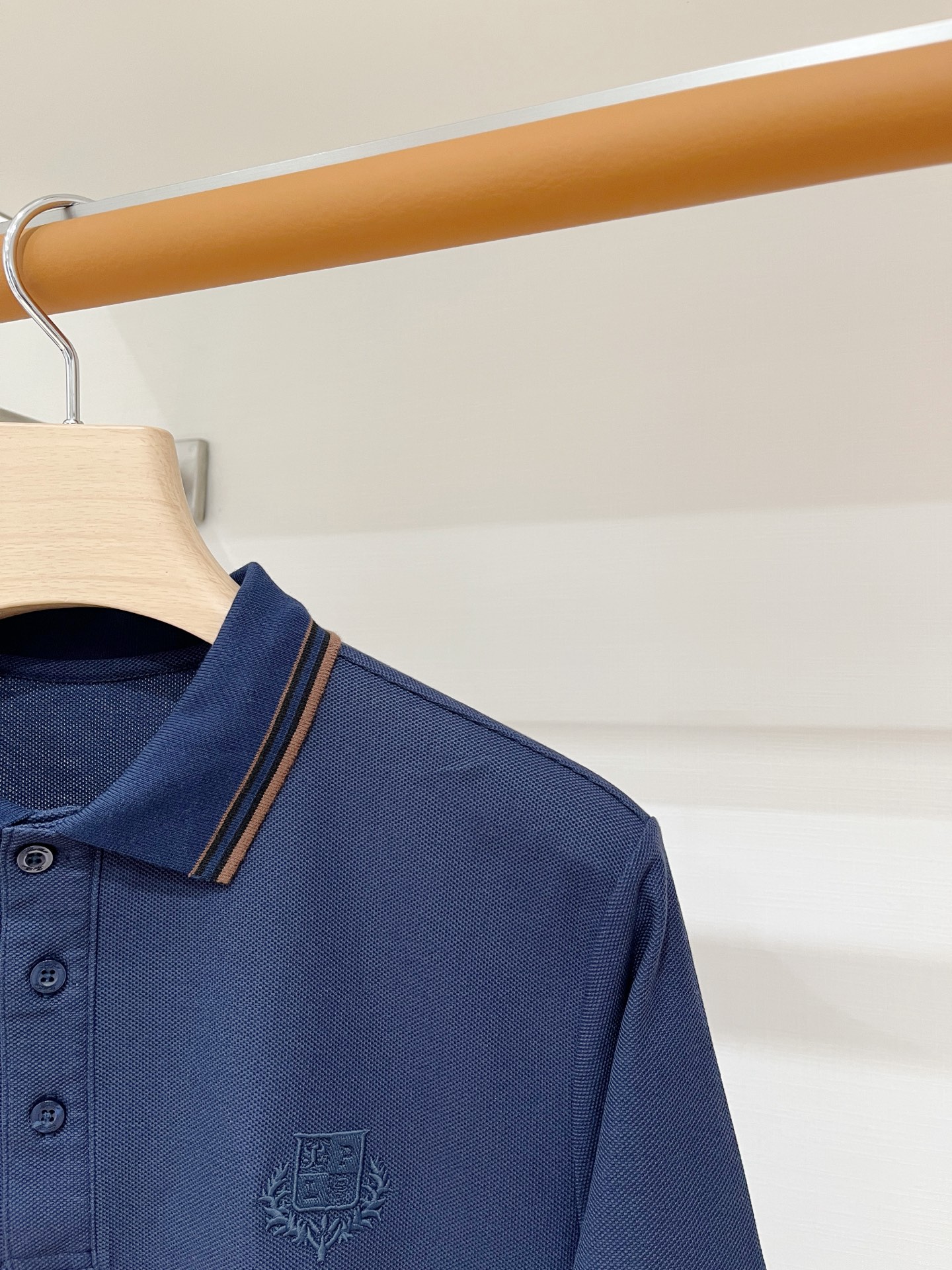Loro Piana、2026新品短袖T恤，帅气时尚，胸前精致刺绣图案字母logo，简约百搭款。面料棉 不仅挺括，保持潮
