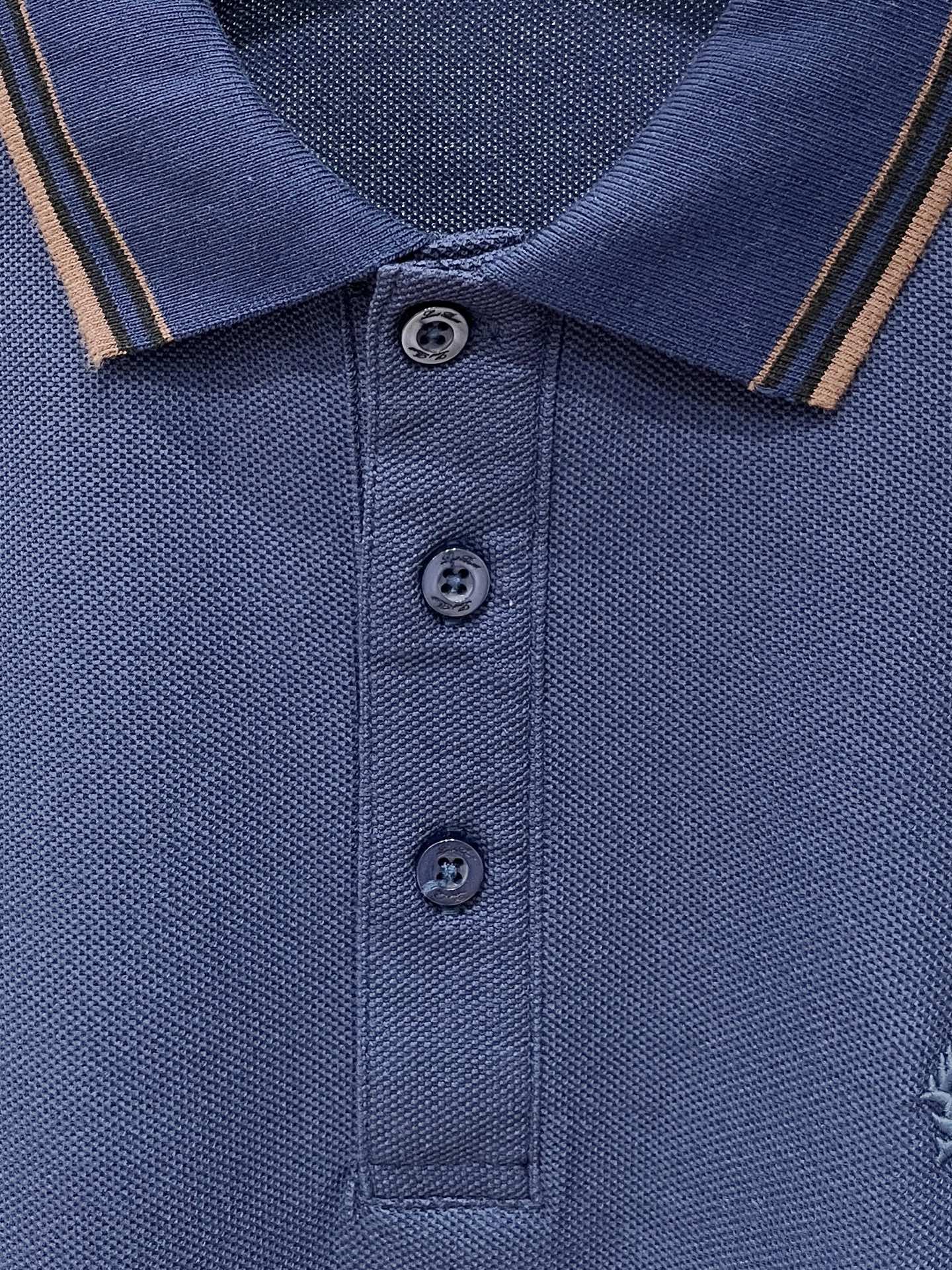 Loro Piana、2026新品短袖T恤，帅气时尚，胸前精致刺绣图案字母logo，简约百搭款。面料棉 不仅挺括，保持潮