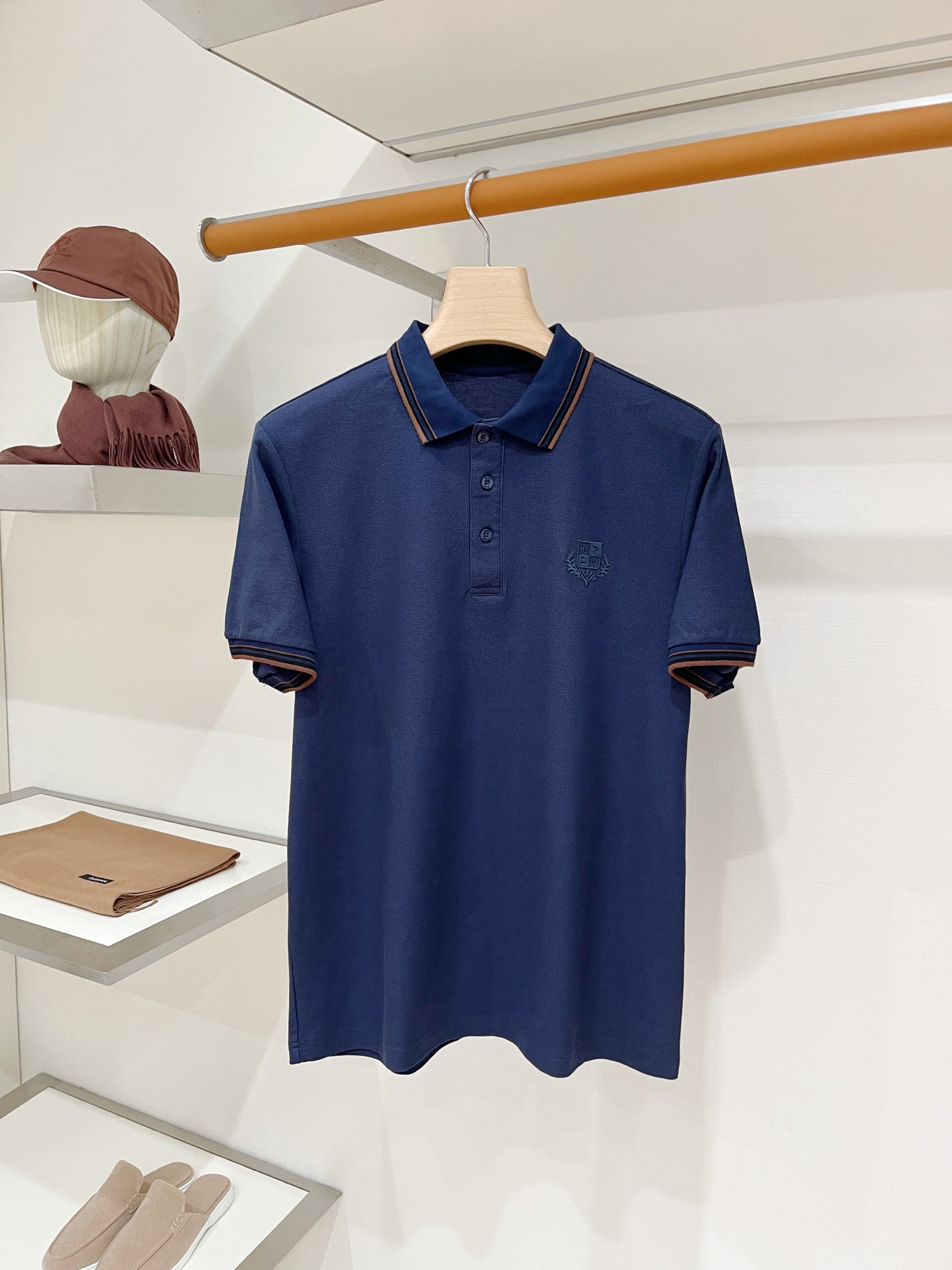 Loro Piana、2026新品短袖T恤,帅气时尚,胸前精致刺绣图案字母logo,简约百搭款。面料棉 不仅挺括,保持潮 Loro Piana、2026新品短袖T恤,帅气时尚,胸前精致刺绣图案字母logo,简约百搭款。面料棉 不仅挺括,保持潮