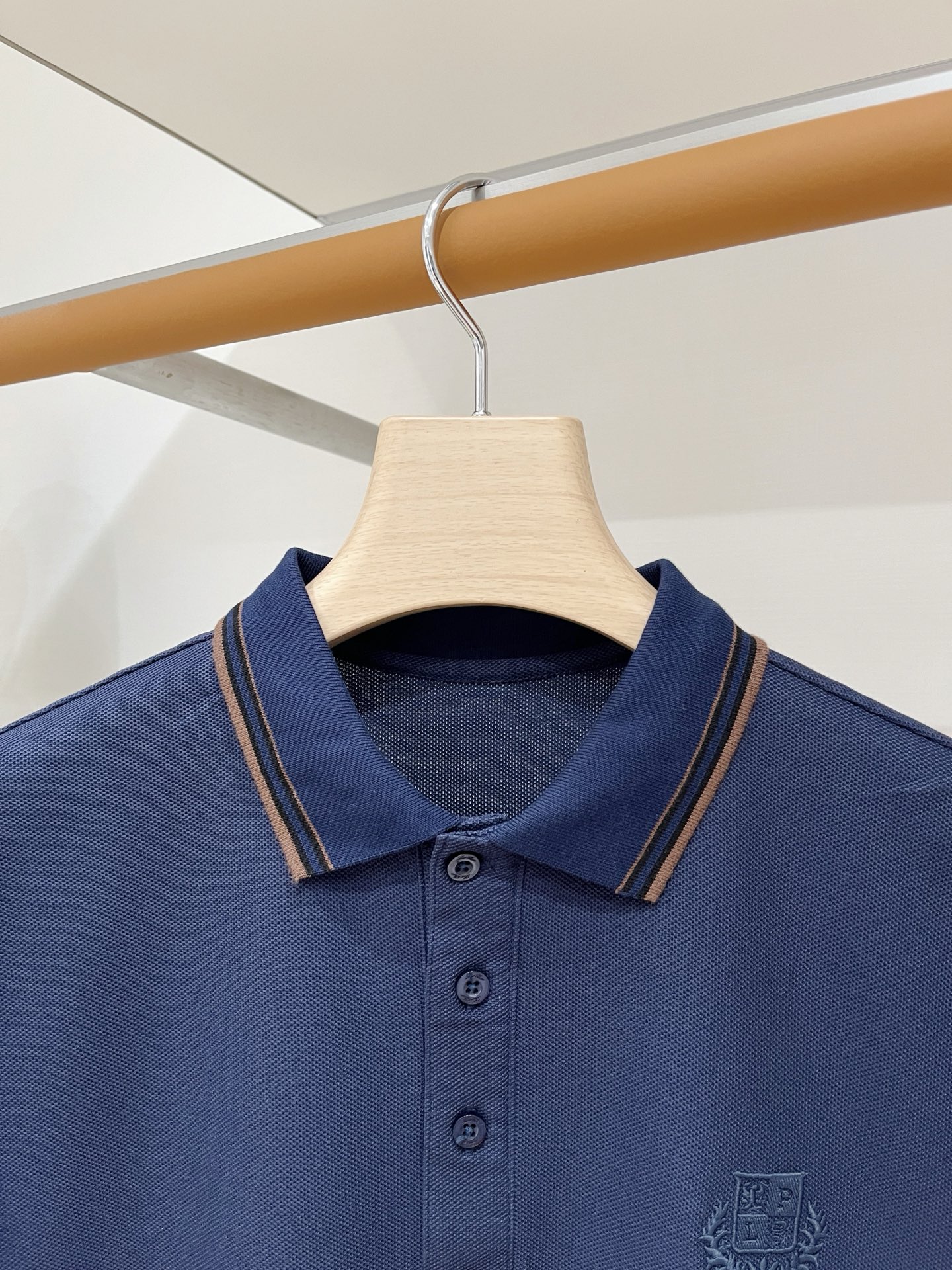 Loro Piana、2026新品短袖T恤，帅气时尚，胸前精致刺绣图案字母logo，简约百搭款。面料棉 不仅挺括，保持潮