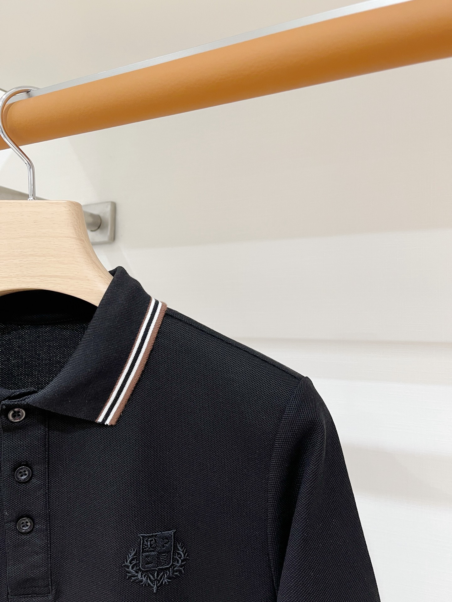 Loro Piana、2026新品短袖T恤，帅气时尚，胸前精致刺绣图案字母logo，简约百搭款。面料棉 不仅挺括，保持潮