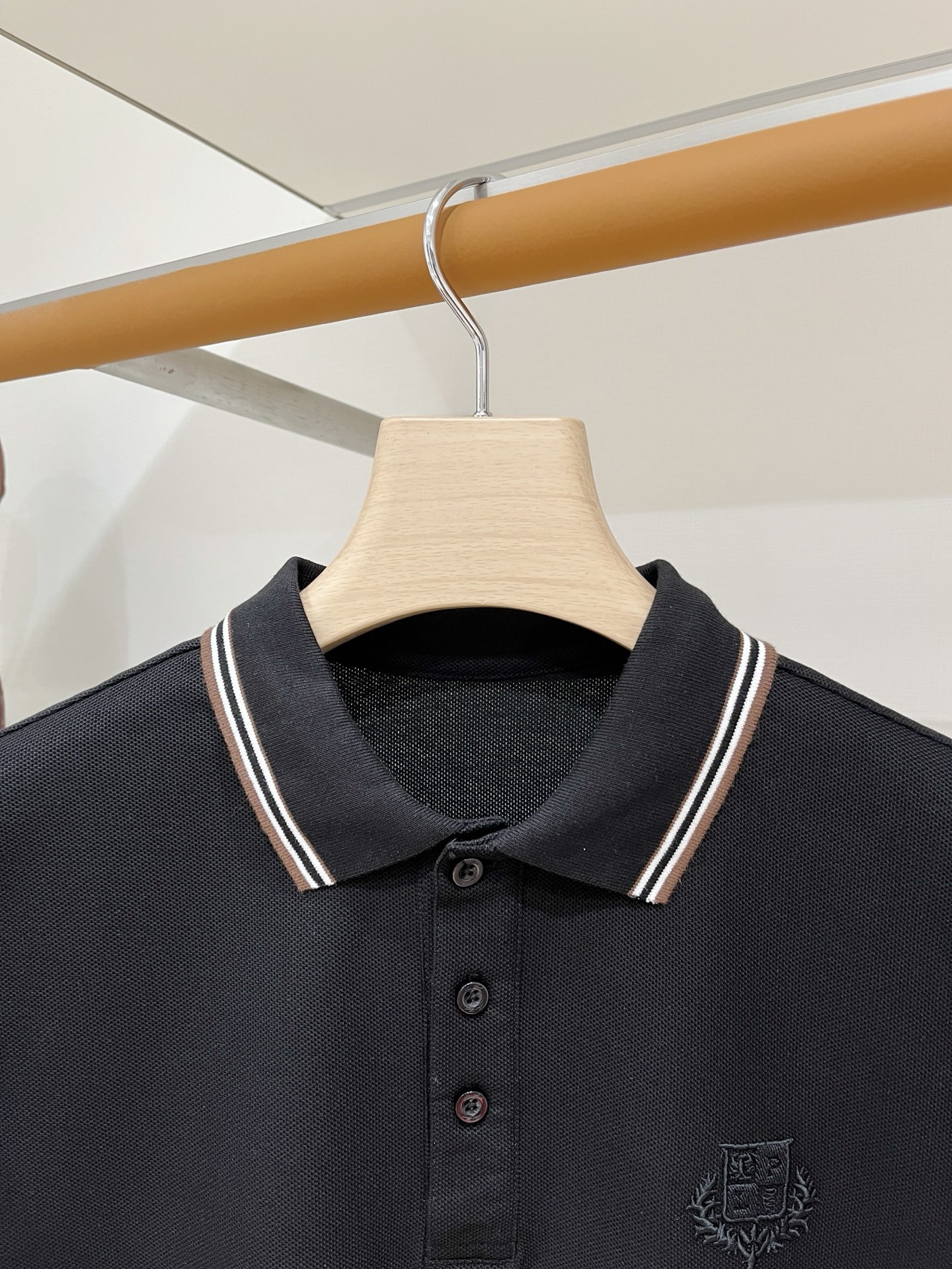 Loro Piana、2026新品短袖T恤，帅气时尚，胸前精致刺绣图案字母logo，简约百搭款。面料棉 不仅挺括，保持潮