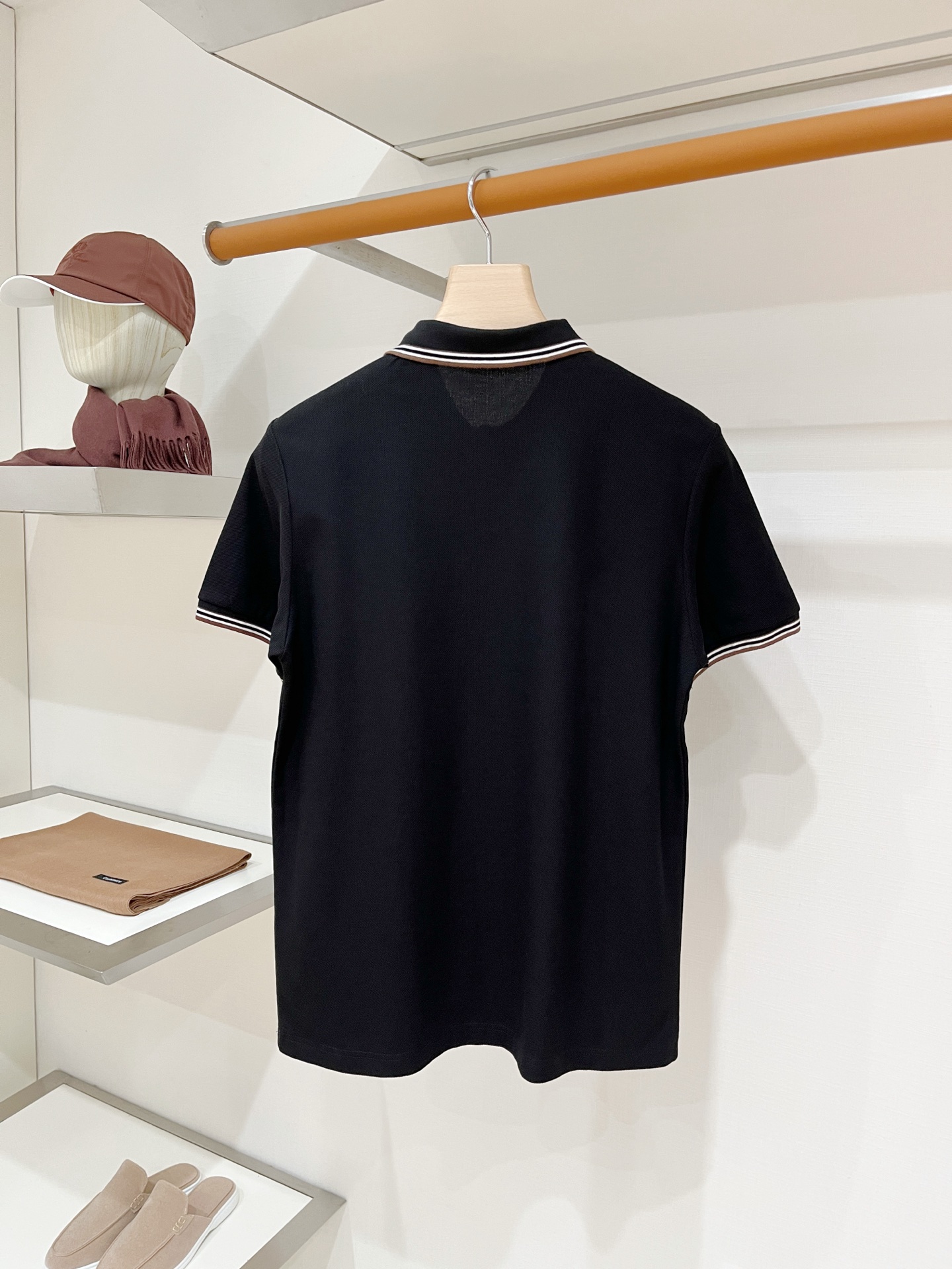 Loro Piana、2026新品短袖T恤，帅气时尚，胸前精致刺绣图案字母logo，简约百搭款。面料棉 不仅挺括，保持潮