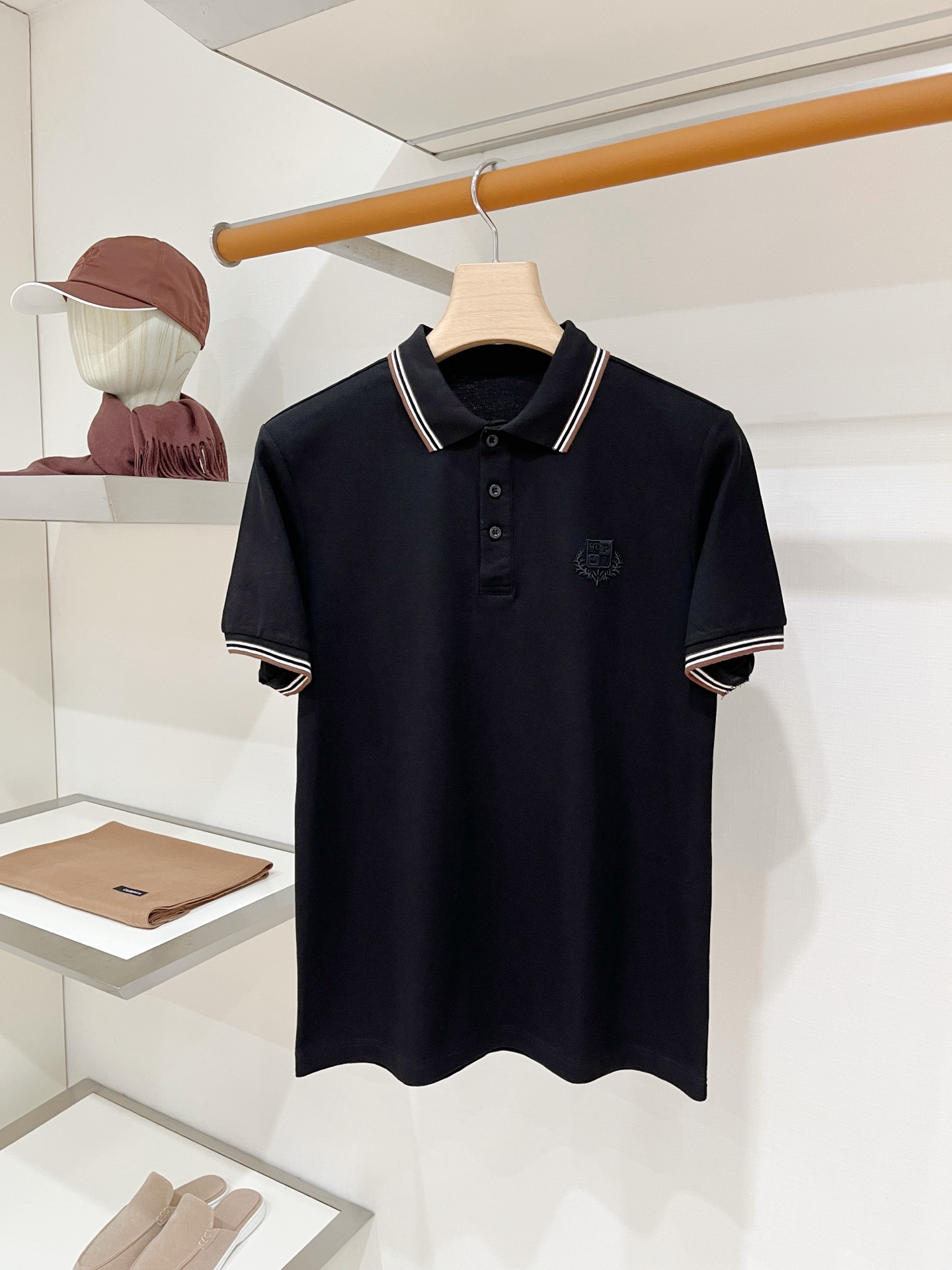 Loro Piana、2026新品短袖T恤,帅气时尚,胸前精致刺绣图案字母logo,简约百搭款。面料棉 不仅挺括,保持潮 Loro Piana、2026新品短袖T恤,帅气时尚,胸前精致刺绣图案字母logo,简约百搭款。面料棉 不仅挺括,保持潮