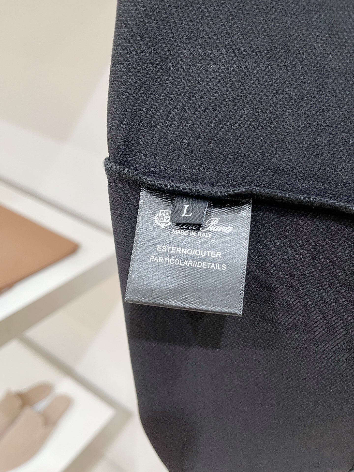 Loro Piana、2026新品短袖T恤，帅气时尚，胸前精致刺绣图案字母logo，简约百搭款。面料棉 不仅挺括，保持潮