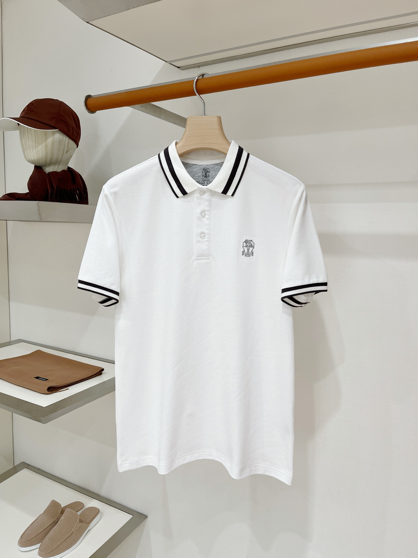 Brunello Cucinelli、2026新品短袖T恤,帅气时尚,胸前精致刺绣图案logo,简约百搭款。面料棉 不仅 Brunello Cucinelli、2026新品短袖T恤,帅气时尚,胸前精致刺绣图案logo,简约百搭款。面料棉 不仅