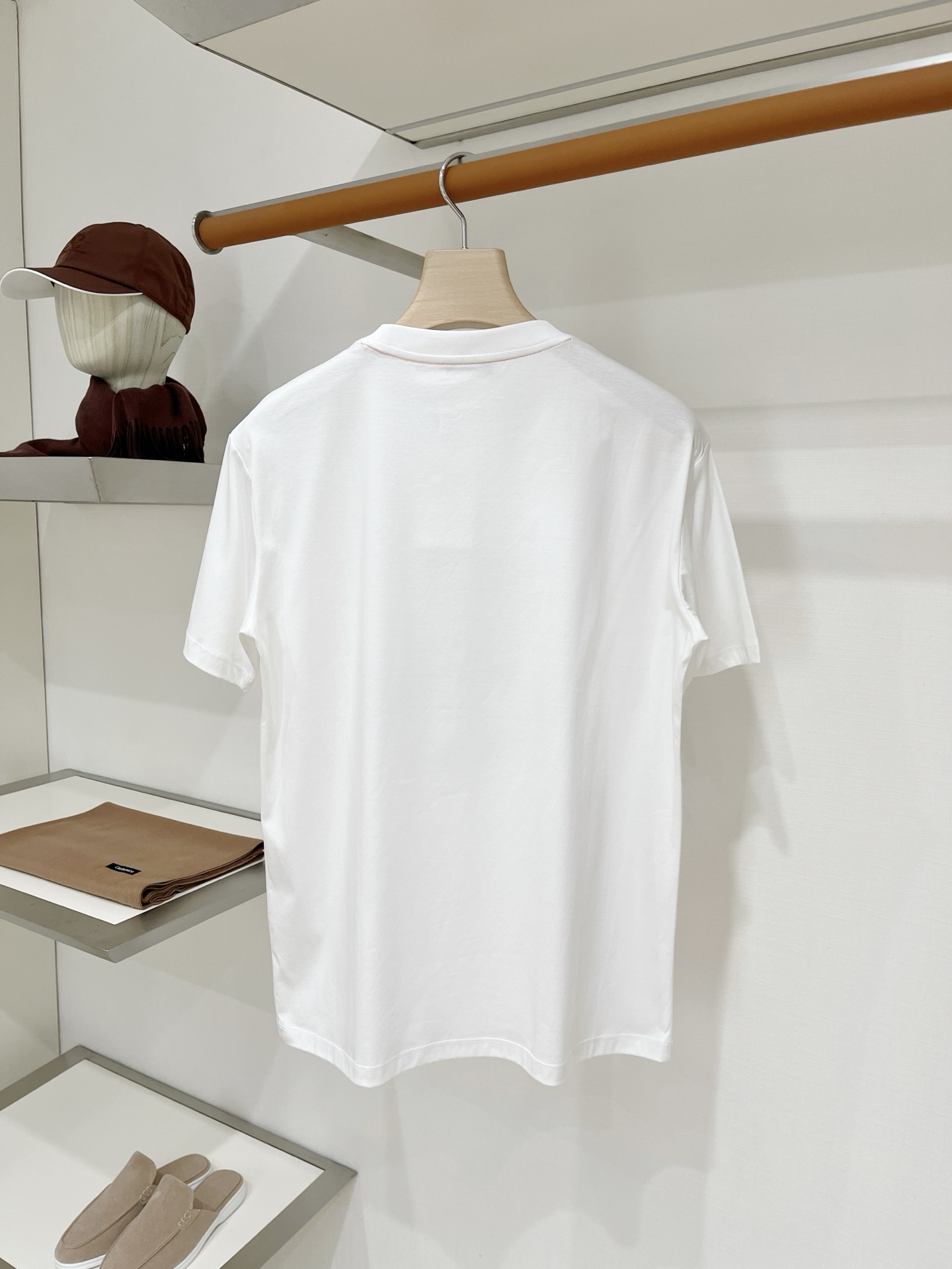 爱马仕、2026新品短袖T恤，帅气时尚，简约百搭款。胸前精致刺绣图案logo，面料棉 不仅挺括，保持潮流的廓形，又穿着舒