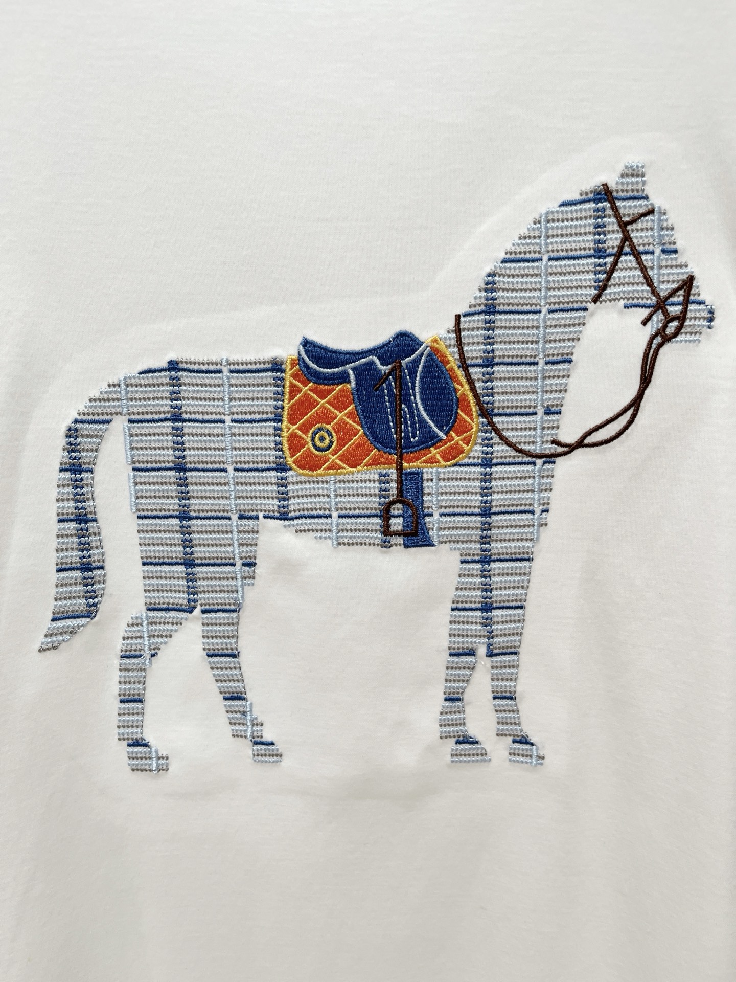 爱马仕、2026新品短袖T恤，帅气时尚，胸前精致刺绣图案logo，简约百搭款。面料棉 不仅挺括，保持潮流的廓形，又穿着舒