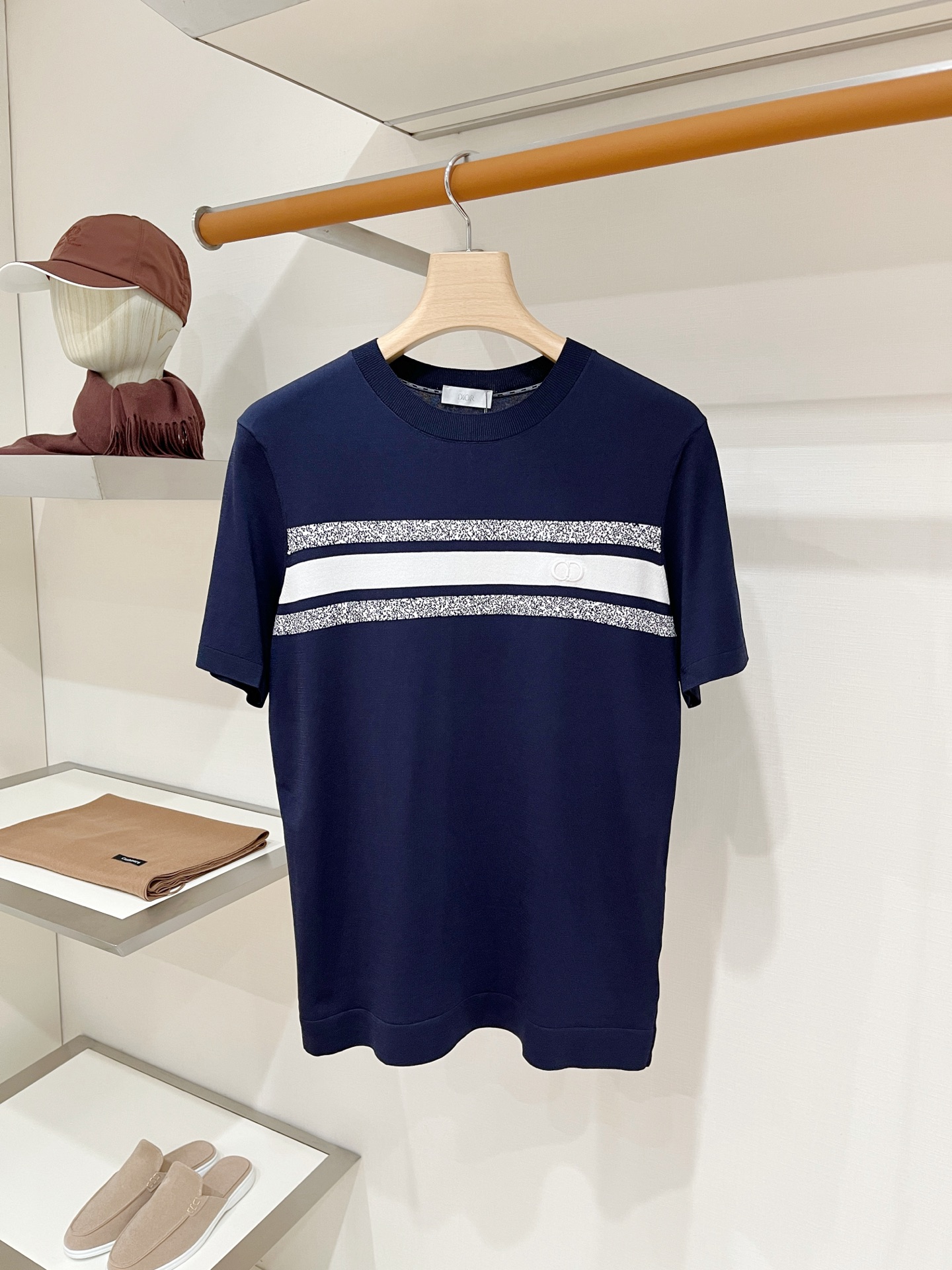 NO:950472,Dior, 2026 new short-sleeved T-shirt, handsome and fashionable, simple and versatile. Exquisitely embroidered letter logo on the chest. The knitted fabric is not only crisp and maintains the trendy silhouette, but also comfortable to wear. The yarn is more delicate. Size M-3XL, dior, T-shirt, tees, t-shirt,19860909迪奥、2026新品短袖T恤,帅气时尚,简约百搭款.胸前精致刺绣字母logo,面料针织 不仅挺括,保持潮流的廓形,又穿着舒适,纱织更细腻,码数M-3XL,,dior,T-shirt,tees，t-shirt,,Men's clothing