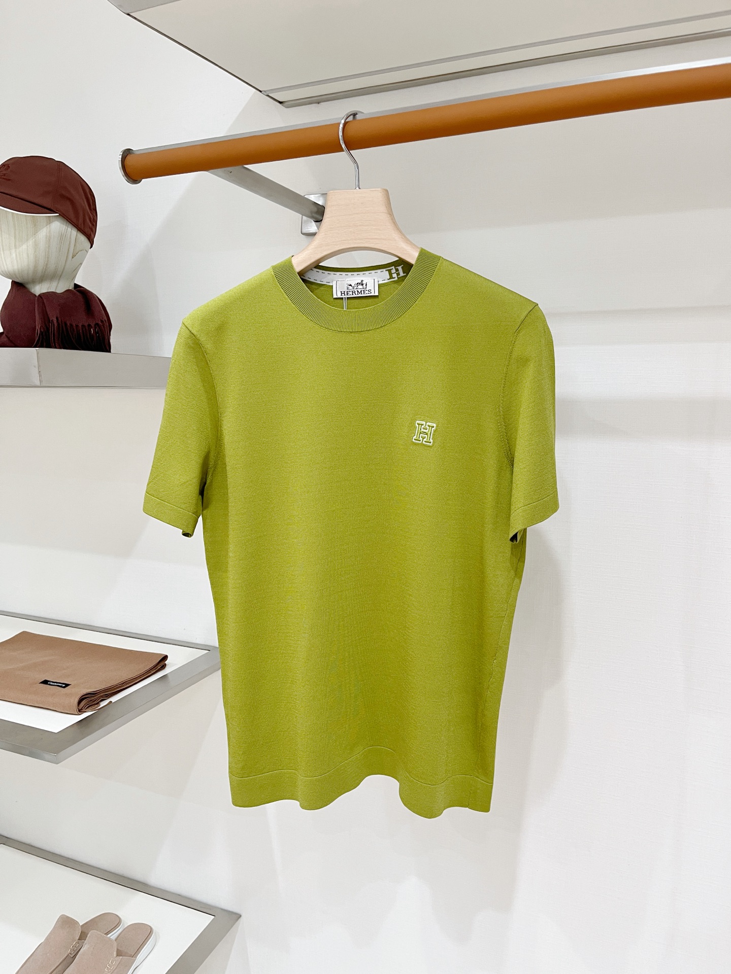 NO:950484,Hermes, 2026 new short-sleeved T-shirt, handsome and fashionable, with exquisite embroidered letter logo on the chest, simple and versatile. The knitted fabric is not only crisp and maintains the trendy silhouette, but also comfortable to wear, and the yarn is more delicate. Size M-3XL,, hermes, T-shirt, tees, t-shirt,19860909爱马仕、2026新品短袖T恤,帅气时尚,胸前精致刺绣字母logo,简约百搭款.面料针织 不仅挺括,保持潮流的廓形,又穿着舒适,纱织更细腻,码数M-3XL,,hermes,T-shirt,tees，t-shirt,,Men's clothing