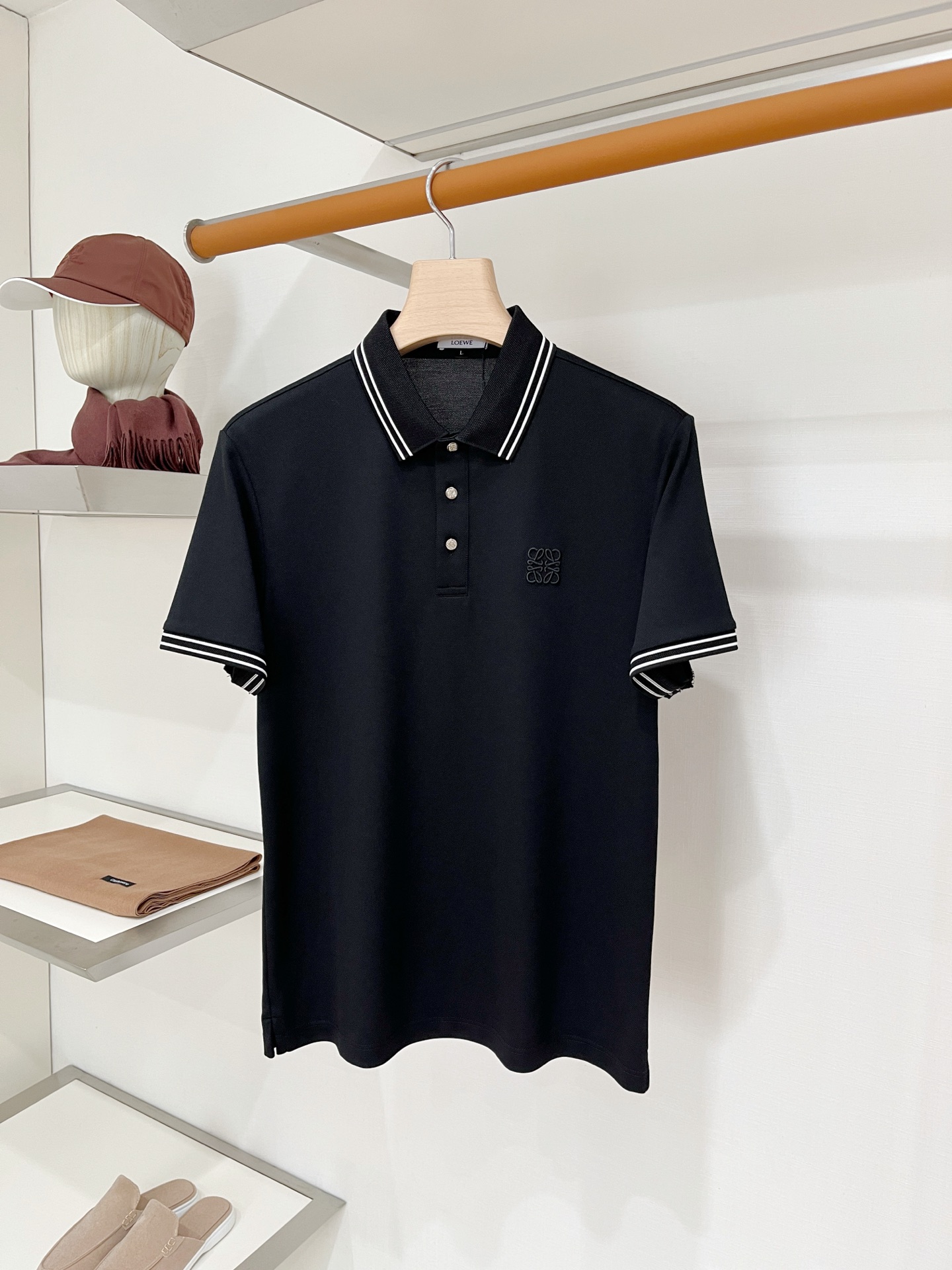 NO:945607,Loewe, 2026 new short-sleeved T-shirt, handsome and fashionable, with exquisite embroidered logo on the chest, simple and versatile. The fabric cotton is not only crisp and maintains the trendy silhouette, but also comfortable to wear, the yarn is more delicate, the size is M-4XL,, loewe, T-shirt, tees, t-shirt,19860909罗意威、2026新品短袖T恤,帅气时尚,胸前精致刺绣图案logo,简约百搭款.面料棉 不仅挺括,保持潮流的廓形,又穿着舒适,纱织更细腻、码数M-4XL,,loewe,T-shirt,tees，t-shirt,,Men's clothing