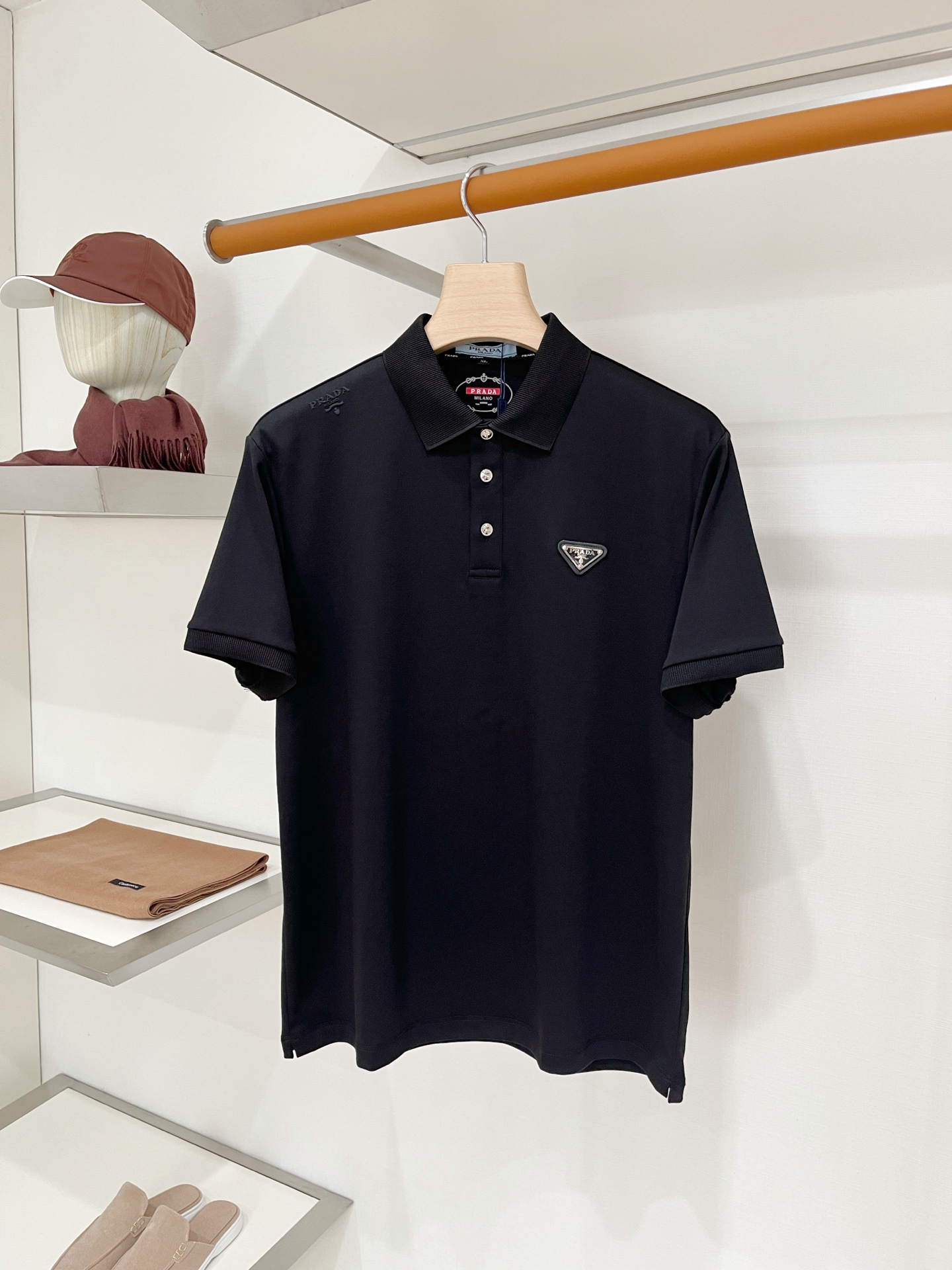 NO:945618,Prada, 2026 new short-sleeved T-shirt, handsome and fashionable, simple and versatile. Top-quality printed rubber letter logo on the shoulder, fabric cotton is not only crisp and maintains the trendy silhouette, but also comfortable to wear, the yarn is more delicate, size M-4XL,, prada, T-shirt, tees, t-shirt,19860909普拉达、2026新品短袖T恤,帅气时尚,简约百搭款.肩部顶级印胶字母logo,面料棉 不仅挺括,保持潮流的廓形,又穿着舒适,纱织更细腻,码数M-4XL,,prada,T-shirt,tees，t-shirt,,Men's clothing