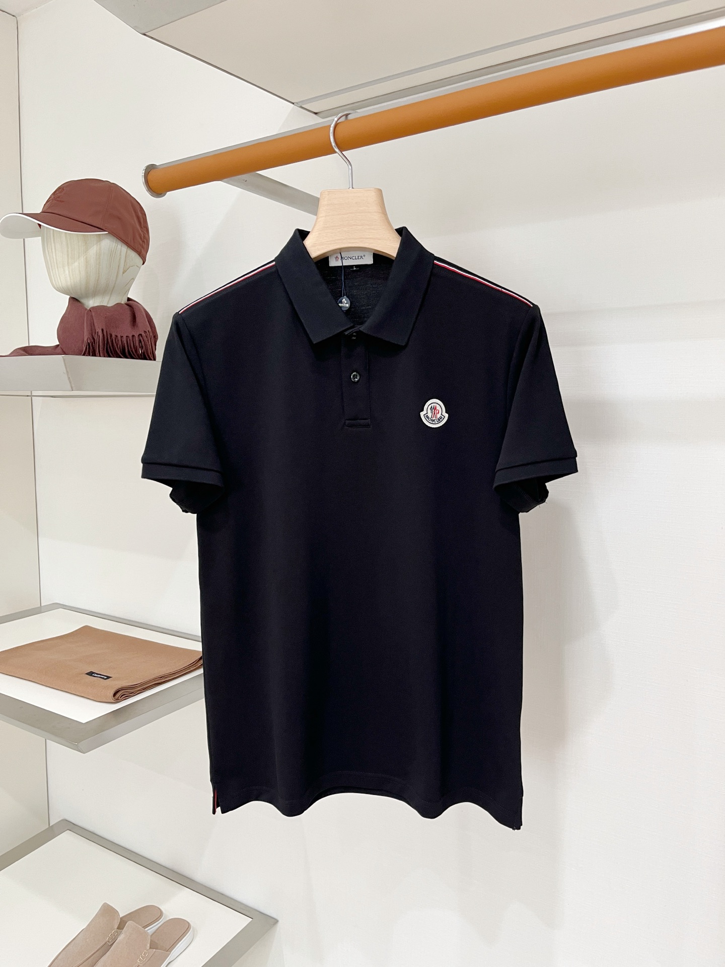 NO:945512,Meng Mouth, 2026 new short-sleeved T-shirt, handsome and fashionable, embroidered logo on the chest, simple and versatile. The fabric cotton is not only crisp and maintains the trendy silhouette, but also comfortable to wear, the yarn is more delicate, the size is M-4XL, Moncler, T-shirt, tees, t-shirt,19860909蒙口、2026新品短袖T恤,帅气时尚,胸前刺绣装饰图案logo,简约百搭款.面料棉 不仅挺括,保持潮流的廓形,又穿着舒适,纱织更细腻、码数M-4XL,,Moncler,T-shirt,tees，t-shirt,,Men's clothing