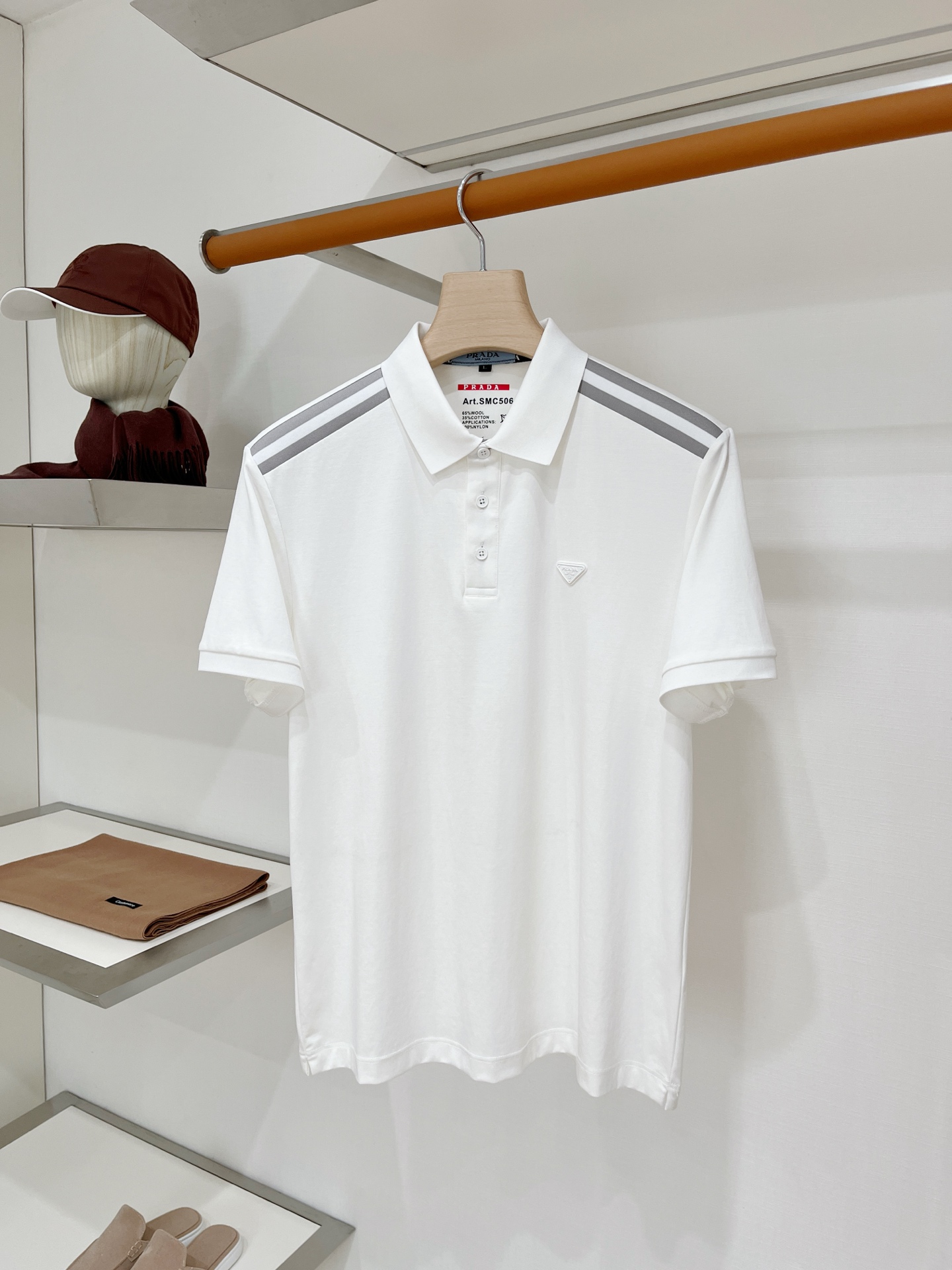 NO:945540,Prada, 2026 new short-sleeved T-shirt, handsome and fashionable, with a embossed printed logo on the chest, simple and versatile. The fabric cotton is not only crisp and maintains the trendy silhouette, but also comfortable to wear, the yarn is more delicate, the size is M-4XL,, prada, T-shirt, tees, t-shirt,19860909普拉达、2026新品短袖T恤,帅气时尚,胸前设计凹凸印胶图案logo,简约百搭款.面料棉 不仅挺括,保持潮流的廓形,又穿着舒适,纱织更细腻、码数M-4XL,,prada,T-shirt,tees，t-shirt,,Men's clothing