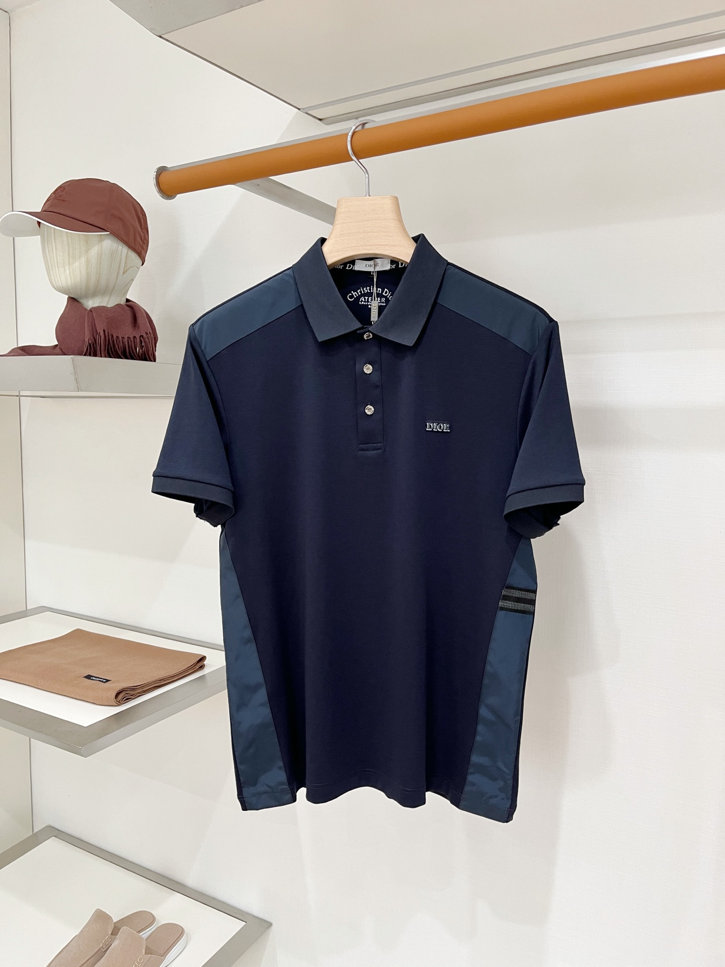 NO:945553,Dior, 2026 new short-sleeved T-shirt, handsome and fashionable, with embossed printed letter logo on the chest, simple and versatile. The fabric cotton is not only crisp and maintains the trendy silhouette, but also comfortable to wear, the yarn is more delicate, the size is M-3XL, dior, T-shirt, tees, t-shirt,19860909迪奥、2026新品短袖T恤,帅气时尚,胸前设计凹凸印胶字母logo,简约百搭款.面料棉 不仅挺括,保持潮流的廓形,又穿着舒适,纱织更细腻、码数M-3XL,,dior,T-shirt,tees，t-shirt,,Men's clothing