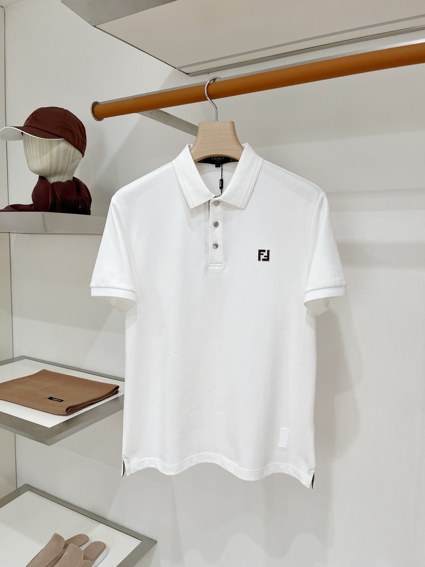 NO:945576,Fendi, 2026 new short-sleeved T-shirt, handsome and fashionable, with exquisite embroidered letter logo on the chest, simple and versatile. The fabric cotton is not only crisp and maintains the trendy silhouette, but also comfortable to wear, the yarn is more delicate, the size is M-4XL,,fendi,T-shirt,tees,t-shirt,19860909芬迪、2026新品短袖T恤,帅气时尚,胸前精致刺绣装饰字母logo,简约百搭款.面料棉 不仅挺括,保持潮流的廓形,又穿着舒适,纱织更细腻、码数M-4XL,,fendi,T-shirt,tees，t-shirt,,Men's clothing
