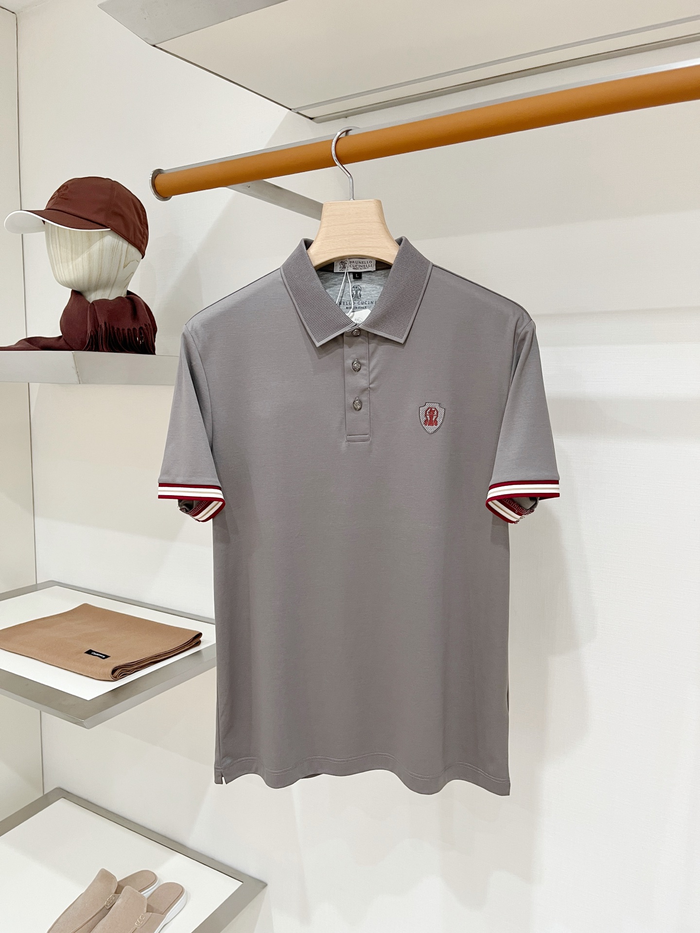 NO:945587,Brunello Cucinelli, 2026 new short-sleeved T-shirt, handsome and fashionable, embroidered printed logo on the chest, simple and versatile. The fabric cotton is not only crisp and maintains the trendy silhouette, but also comfortable to wear, the yarn is more delicate, the size is M-4XL,, brunello cucinelli, T-shirt, tees, t-shirt,19860909Brunello Cucinelli、2026新品短袖T恤,帅气时尚,胸前刺绣印胶图案logo,简约百搭款.面料棉 不仅挺括,保持潮流的廓形,又穿着舒适,纱织更细腻、码数M-4XL,,brunello cucinelli,T-shirt,tees，t-shirt,,Men's clothing