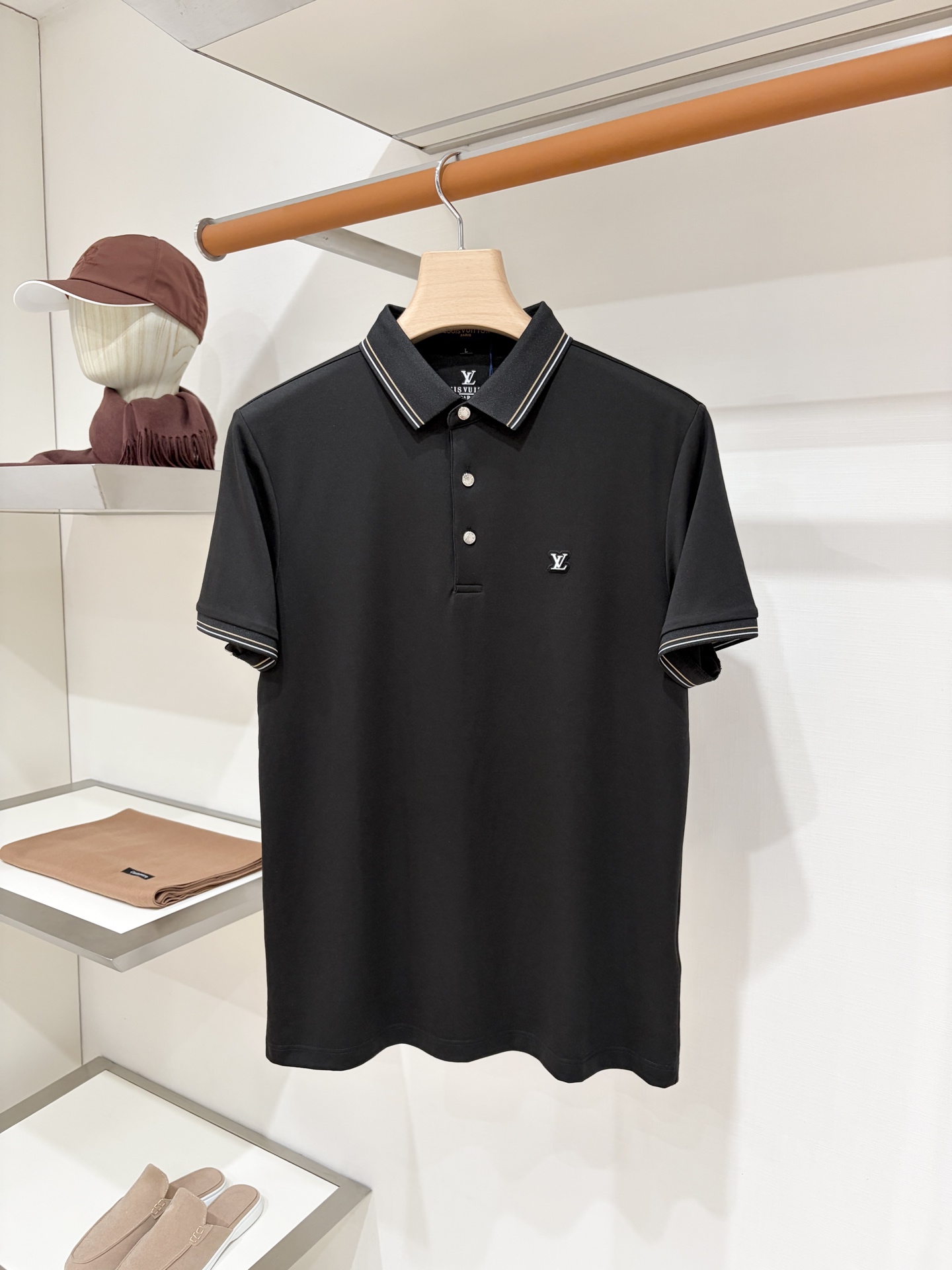NO:945539,Louis Vuitton, 2026 new short-sleeved T-shirt, handsome and fashionable, simple and versatile. Top-notch embossed rubber letter logo on the chest. The fabric is cotton. It is not only crisp and maintains the trendy silhouette, but also comfortable to wear. The yarn is more delicate. Size M-4XL, Louis Vuitton, T-shirt, tees, t-shirt,19860909路易威登、2026新品短袖T恤,帅气时尚,简约百搭款.胸前顶级凹凸印胶字母logo,面料棉 不仅挺括,保持潮流的廓形,又穿着舒适,纱织更细腻,码数M-4XL,,louis vuitton,T-shirt,tees，t-shirt,,Men's clothing