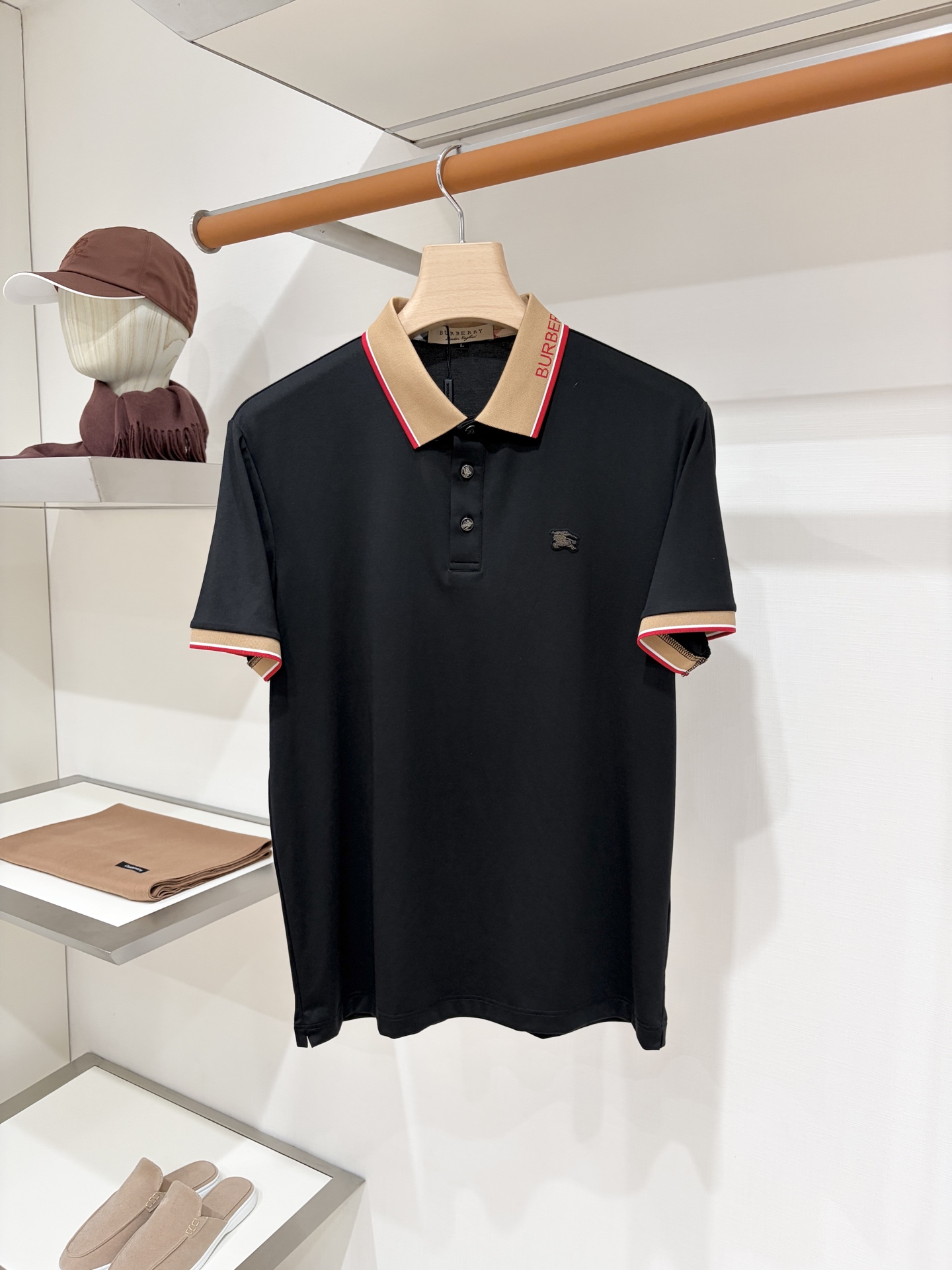 NO:945608,Burberry, 2026 new short-sleeved T-shirt, handsome and fashionable, with embossed printed logo on the chest, simple and versatile. The fabric cotton is not only crisp and maintains the trendy silhouette, but also comfortable to wear, the yarn is more delicate, the size is M-4XL,, burberry, T-shirt, tees, t-shirt,19860909巴宝莉、2026新品短袖T恤,帅气时尚,胸前设计凹凸印胶图案logo,简约百搭款.面料棉 不仅挺括,保持潮流的廓形,又穿着舒适,纱织更细腻、码数M-4XL,,burberry,T-shirt,tees，t-shirt,,Men's clothing