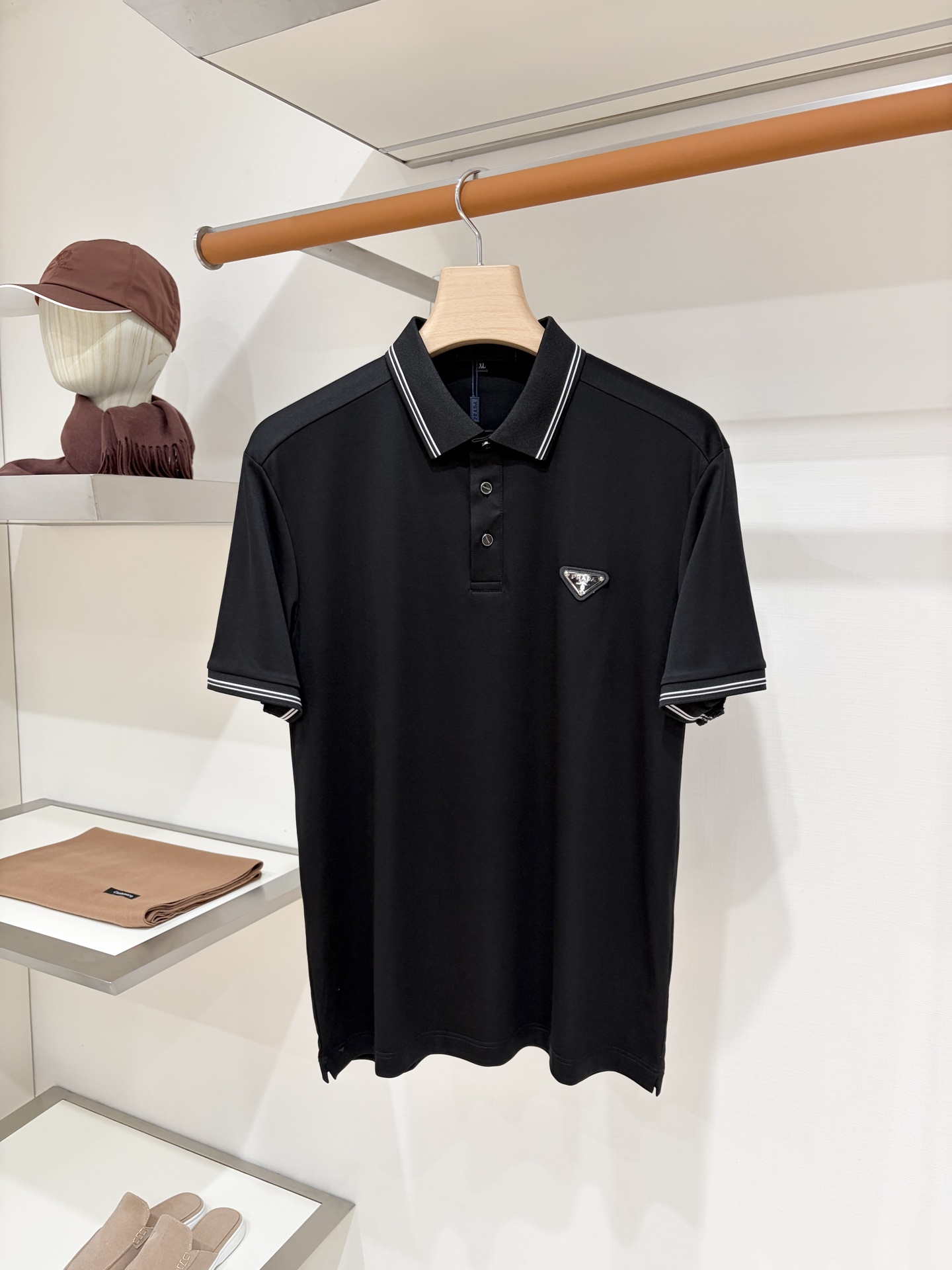 NO:945552,Prada, 2026 new short-sleeved T-shirt, handsome and fashionable, with a triangle logo on the chest hardware, simple and versatile. The fabric is cotton, which is not only crisp and maintains the trendy silhouette, but also comfortable to wear. The yarn is more delicate, and the size is M-4XL, prada, T-shirt, tees, t-shirt,19860909普拉达、2026新品短袖T恤,帅气时尚,胸前五金装饰三角标logo,简约百搭款.面料棉 不仅挺括,保持潮流的廓形,又穿着舒适,纱织更细腻、码数M-4XL,,prada,T-shirt,tees，t-shirt,,Men's clothing