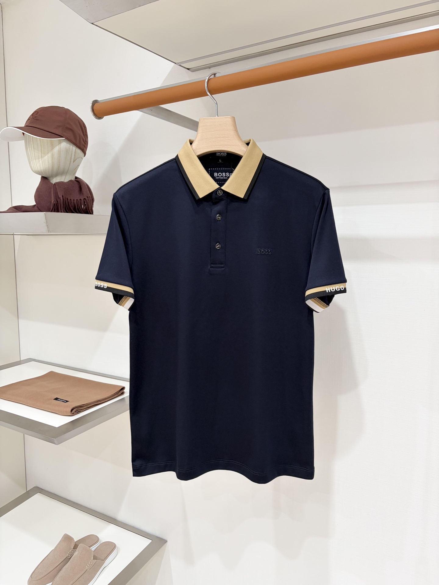 NO:945511,BOSS, 2026 new short-sleeved T-shirt, handsome and fashionable, simple and versatile. Top-notch embossed rubber letter logo on the chest. The fabric is cotton. It is not only crisp and maintains the trendy silhouette, but also comfortable to wear. The yarn is more delicate. Size M-4XL, T-shirt, tees, t-shirt,19860909BOSS、2026新品短袖T恤,帅气时尚,简约百搭款.胸前顶级凹凸印胶字母logo,面料棉 不仅挺括,保持潮流的廓形,又穿着舒适,纱织更细腻,码数M-4XL,,T-shirt,tees，t-shirt,,Men's clothing