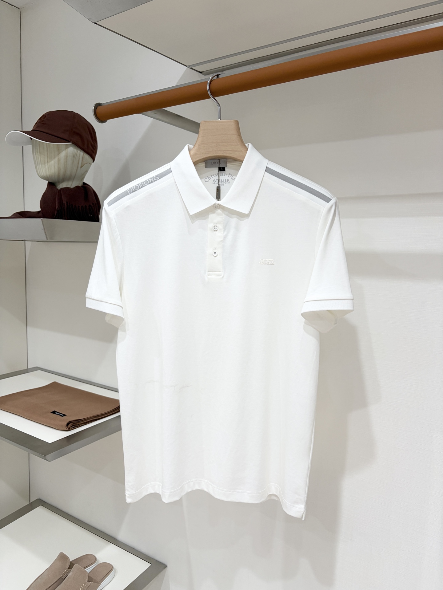 NO:945598,Dior, 2026 new short-sleeved T-shirt, handsome and fashionable, simple and versatile. Top-quality printed rubber letter logo on the chest. The fabric is cotton. It is not only crisp and maintains the trendy silhouette, but also comfortable to wear. The yarn is more delicate. Size M-4XL, dior, T-shirt, tees, t-shirt,19860909迪奥、2026新品短袖T恤,帅气时尚,简约百搭款.胸前顶级印胶字母logo,面料棉 不仅挺括,保持潮流的廓形,又穿着舒适,纱织更细腻,码数M-4XL,,dior,T-shirt,tees，t-shirt,,Men's clothing