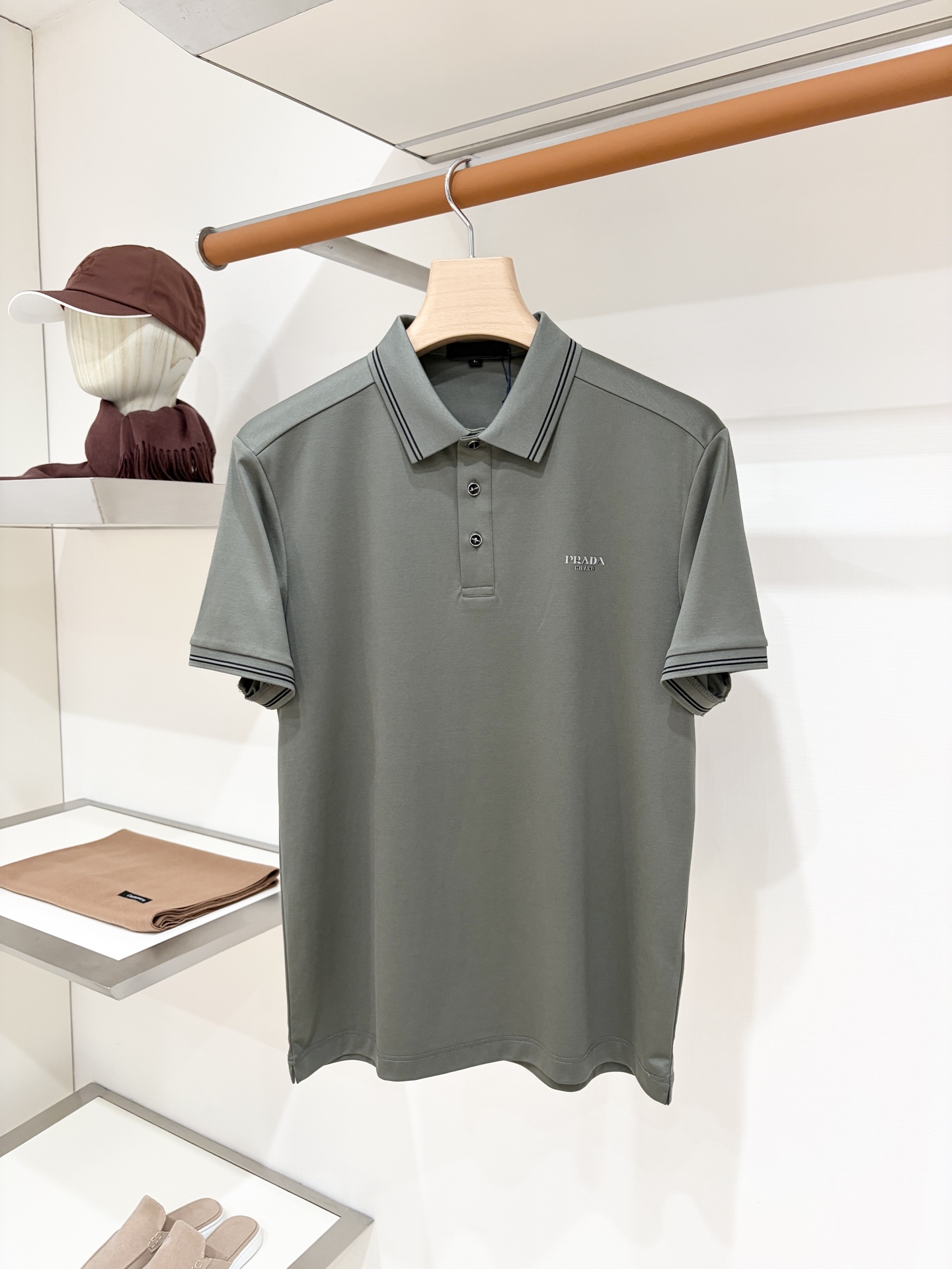 NO:945565,Prada, 2026 new short-sleeved T-shirt, handsome and fashionable, simple and versatile. Top-quality printed rubber letter logo on the chest. The fabric is cotton. It is not only crisp and maintains the trendy silhouette, but also comfortable to wear. The yarn is more delicate. Size M-4XL, prada, T-shirt, tees, t-shirt,19860909普拉达、2026新品短袖T恤,帅气时尚,简约百搭款.胸前顶级印胶字母logo,面料棉 不仅挺括,保持潮流的廓形,又穿着舒适,纱织更细腻,码数M-4XL,,prada,T-shirt,tees，t-shirt,,Men's clothing