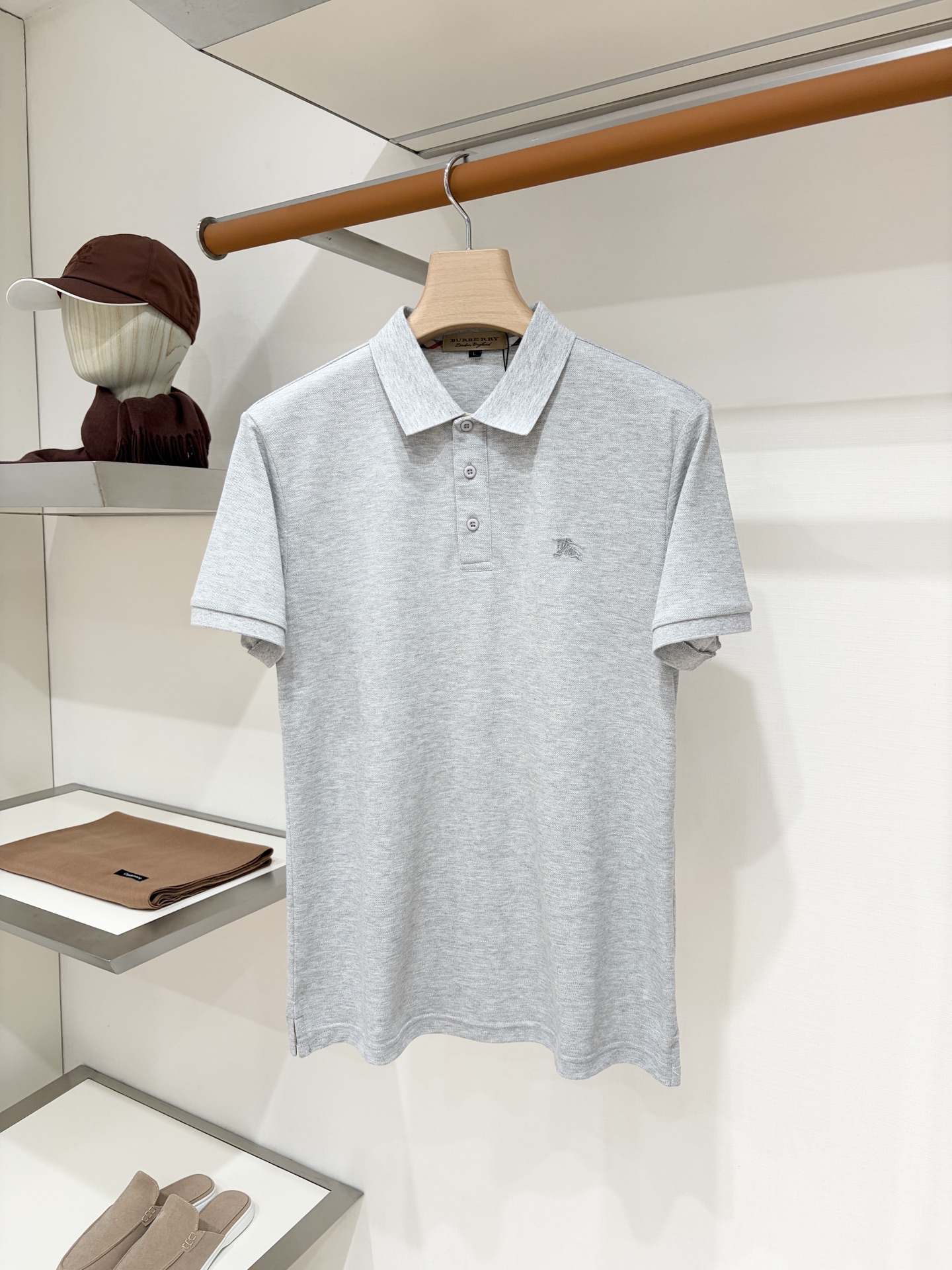 NO:945577,Burberry, 2026 new short-sleeved T-shirt, handsome and fashionable, with exquisite embroidered logo on the chest, simple and versatile. The fabric cotton is not only crisp and maintains the trendy silhouette, but also comfortable to wear, the yarn is more delicate, the size is M-4XL,, burberry, T-shirt, tees, t-shirt,19860909巴宝莉、2026新品短袖T恤,帅气时尚,胸前精致刺绣图案logo,简约百搭款.面料棉 不仅挺括,保持潮流的廓形,又穿着舒适,纱织更细腻、码数M-4XL,,burberry,T-shirt,tees，t-shirt,,Men's clothing