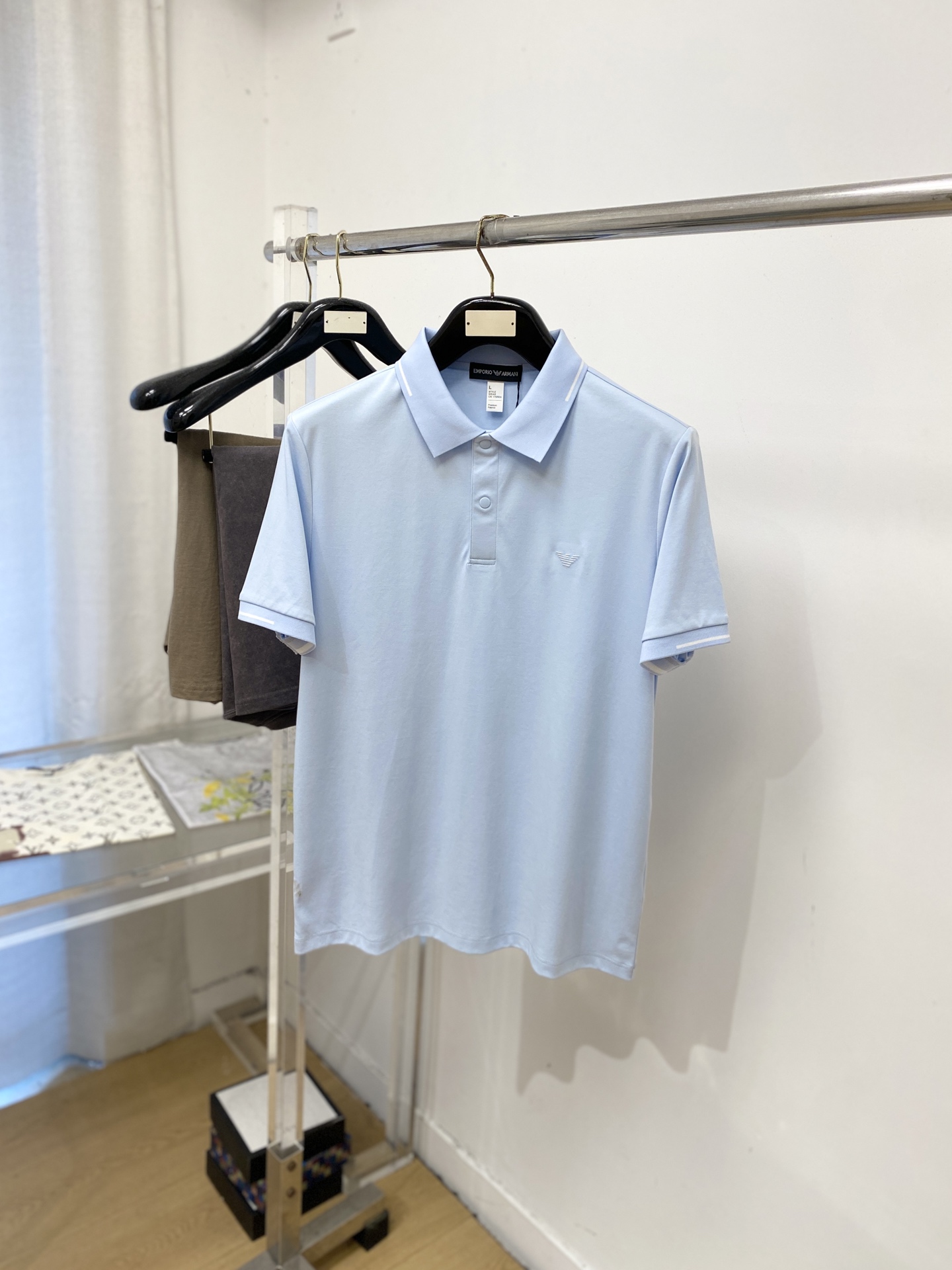 NO:945609,Armani, 2026 new short-sleeved T-shirt, handsome and fashionable, simple and versatile. Exquisite embroidered logo on the chest, cotton fabric is not only crisp and maintains the trendy silhouette, but also comfortable to wear, the yarn is more delicate, size M-4XL,, armani, T-shirt, tees, t-shirt,19860909阿玛尼、2026新品短袖T恤,帅气时尚,简约百搭款.胸前精致刺绣图案logo,面料棉 不仅挺括,保持潮流的廓形,又穿着舒适,纱织更细腻,码数M-4XL,,armani,T-shirt,tees，t-shirt,,Men's clothing