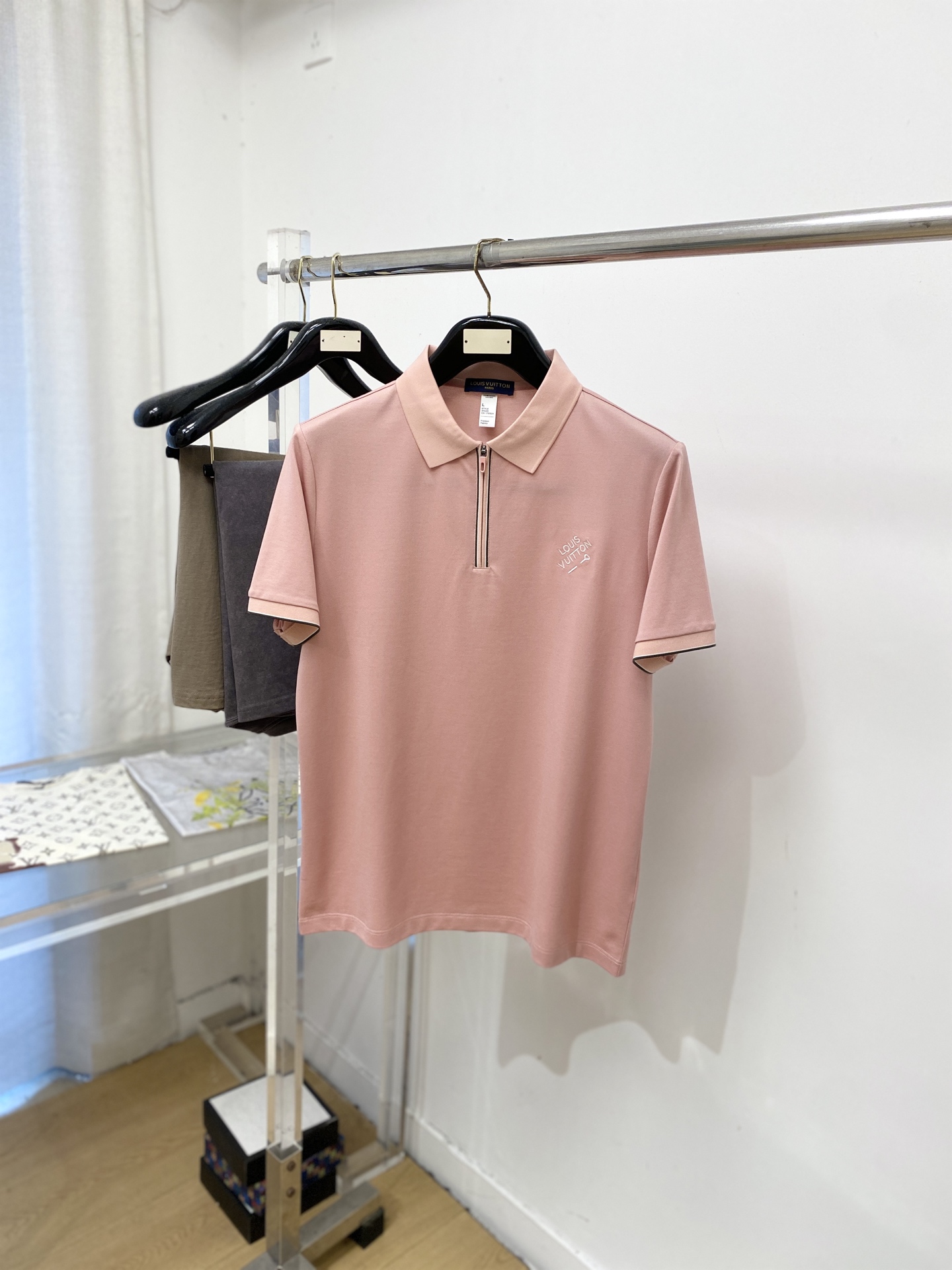 NO:945637,Louis Vuitton, 2026 new short-sleeved T-shirt, handsome and fashionable, simple and versatile. Exquisitely embroidered letter logo on the chest. The fabric is cotton. It is not only crisp and maintains the trendy silhouette, but also comfortable to wear. The yarn is more delicate. Size M-4XL, Louis Vuitton, T-shirt, tees, t-shirt,19860909路易威登、2026新品短袖T恤,帅气时尚,简约百搭款.胸前精致刺绣字母logo,面料棉 不仅挺括,保持潮流的廓形,又穿着舒适,纱织更细腻,码数M-4XL,,louis vuitton,T-shirt,tees，t-shirt,,Men's clothing