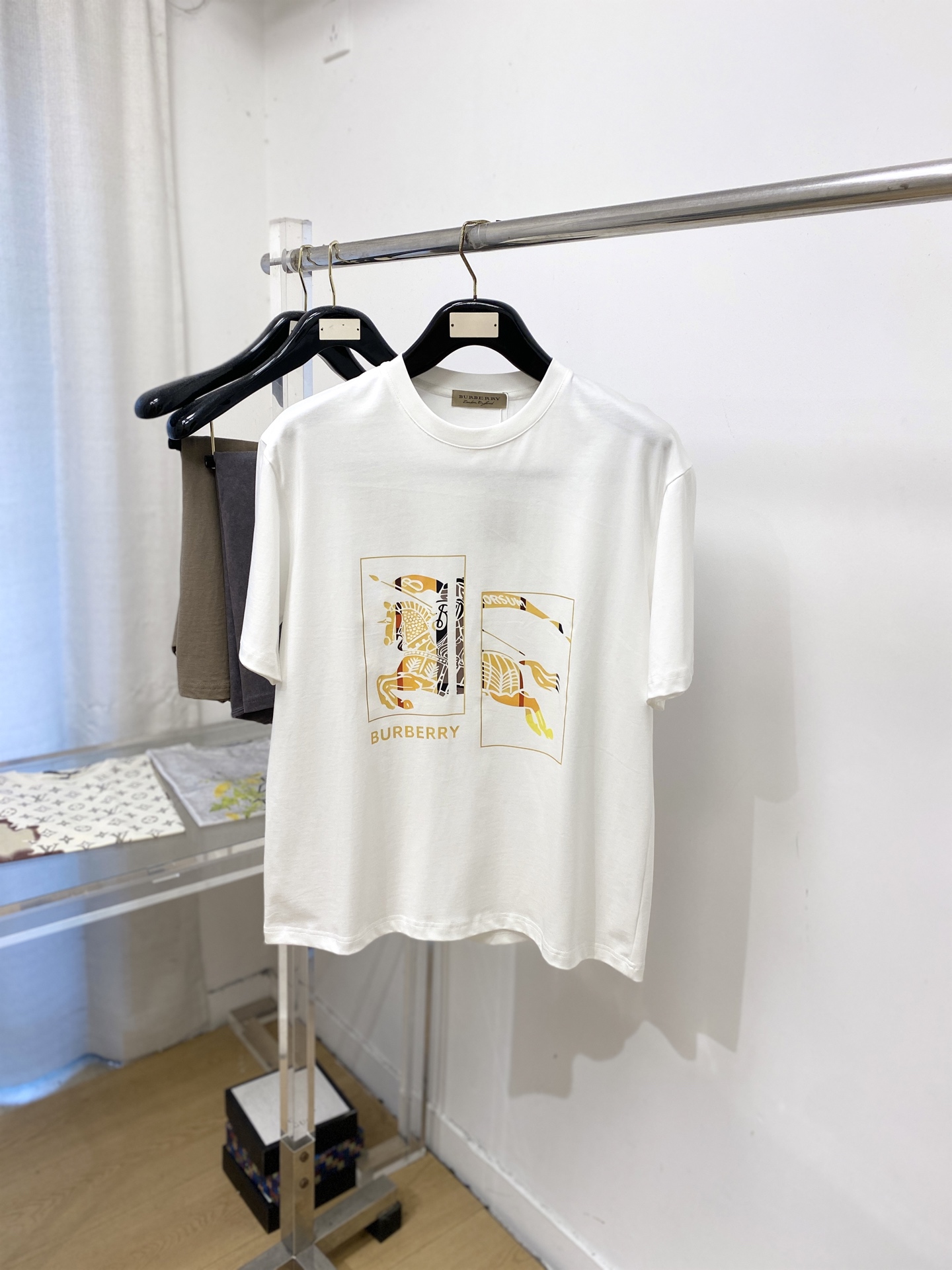 NO:945647,Burberry, 2026 new short-sleeved T-shirt, handsome and fashionable, simple and versatile. Top-quality printed letter logo on the chest. The fabric is cotton. It is not only crisp and maintains the trendy silhouette, but also comfortable to wear. The yarn is more delicate. The size is M-3XL,, burberry, T-shirt, tees, t-shirt,19860909巴宝莉、2026新品短袖T恤,帅气时尚,简约百搭款.胸前顶级印花字母logo,面料棉 不仅挺括,保持潮流的廓形,又穿着舒适,纱织更细腻,码数M-3XL,,burberry,T-shirt,tees，t-shirt,,Men's clothing