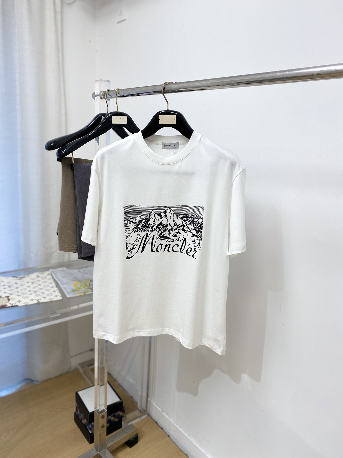 NO:945659,Meng Mouth, 2026 new short-sleeved T-shirt, handsome and fashionable, simple and versatile. Top-quality printed letter logo on the chest. The fabric is cotton. It is not only crisp and maintains the trendy silhouette, but also comfortable to wear. The yarn is more delicate. Size M-3XL, Moncler, T-shirt, tees, t-shirt,19860909蒙口、2026新品短袖T恤,帅气时尚,简约百搭款.胸前顶级印花字母logo,面料棉 不仅挺括,保持潮流的廓形,又穿着舒适,纱织更细腻,码数M-3XL,,Moncler,T-shirt,tees，t-shirt,,Men's clothing