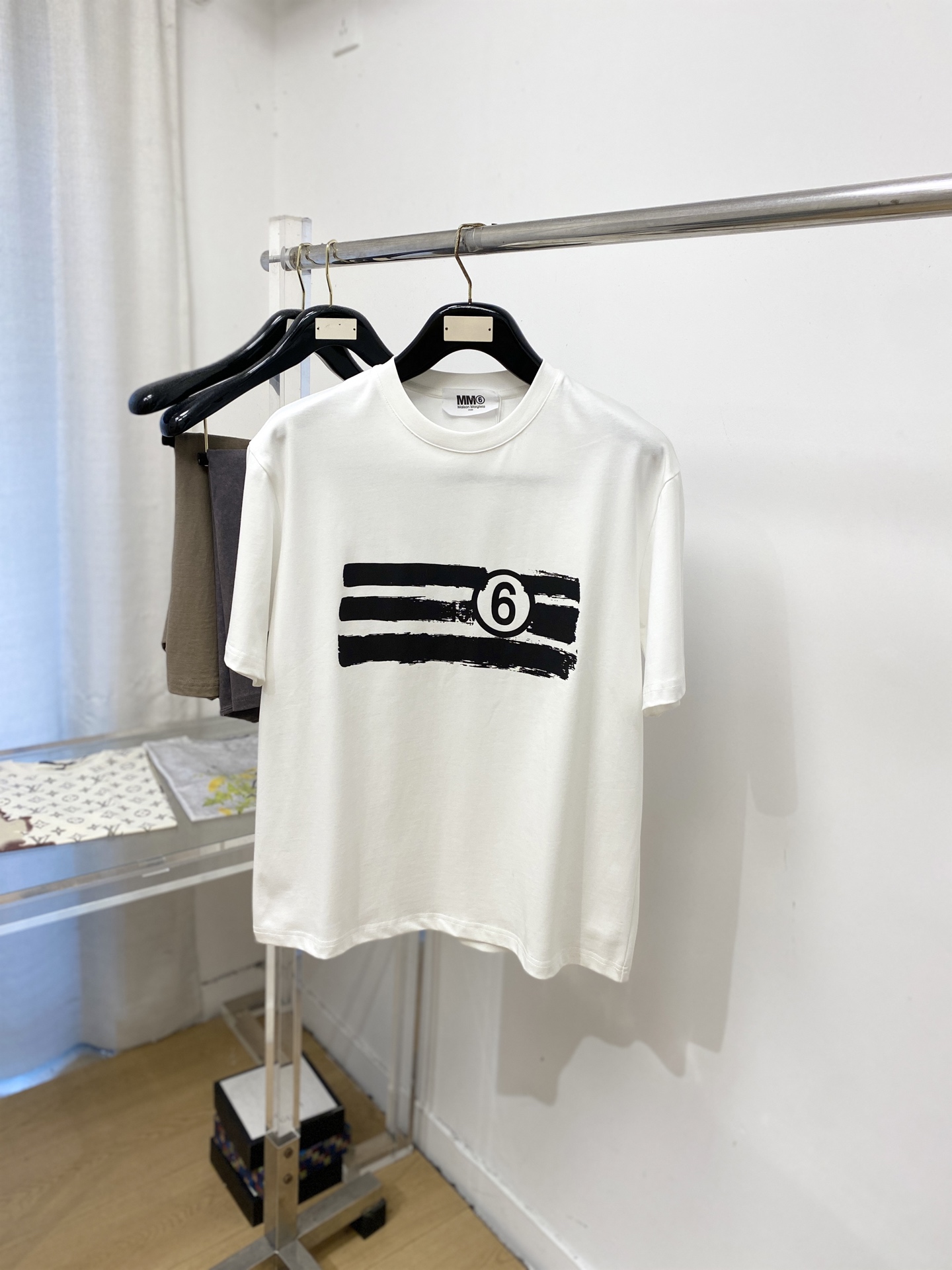 NO:945670,Margiela, 2026 new short-sleeved T-shirt, handsome and fashionable, simple and versatile. Top-quality printed letter logo on the chest. The fabric is cotton. It is not only crisp and maintains the trendy silhouette, but also comfortable to wear. The yarn is more delicate. Size M-3XL, masion margiela, T-shirt, tees, t-shirt,19860909马吉拉、2026新品短袖T恤,帅气时尚,简约百搭款.胸前顶级印花字母logo,面料棉 不仅挺括,保持潮流的廓形,又穿着舒适,纱织更细腻,码数M-3XL,,masion margiela,T-shirt,tees，t-shirt,,Men's clothing