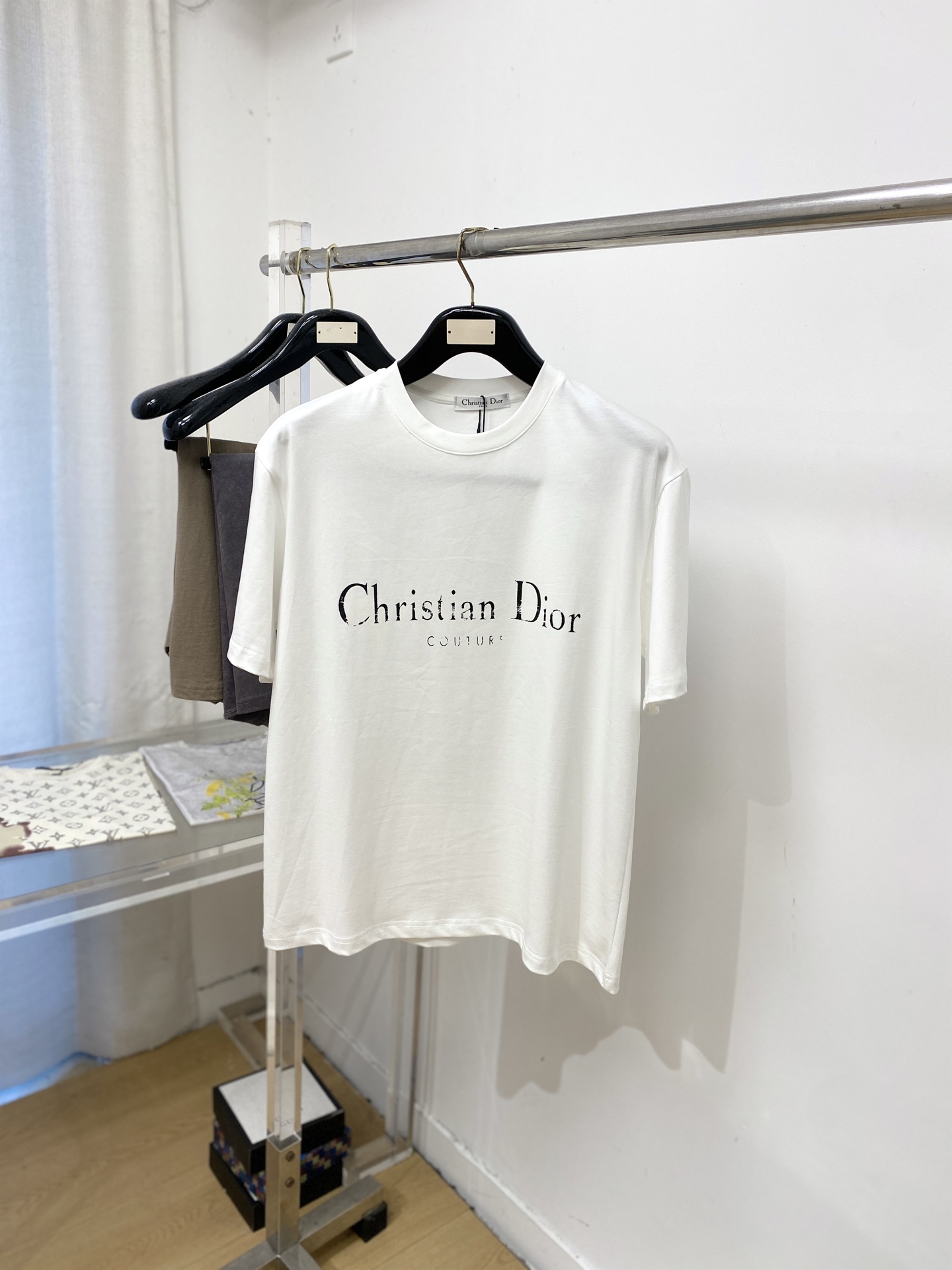 NO:945694,Dior, 2026 new short-sleeved T-shirt, handsome and fashionable, simple and versatile. Top-quality printed letter logo on the chest. The fabric is cotton. It is not only crisp and maintains the trendy silhouette, but also comfortable to wear. The yarn is more delicate. Size M-3XL, dior, T-shirt, tees, t-shirt,19860909迪奥、2026新品短袖T恤,帅气时尚,简约百搭款.胸前顶级印花字母logo,面料棉 不仅挺括,保持潮流的廓形,又穿着舒适,纱织更细腻,码数M-3XL,,dior,T-shirt,tees，t-shirt,,Men's clothing
