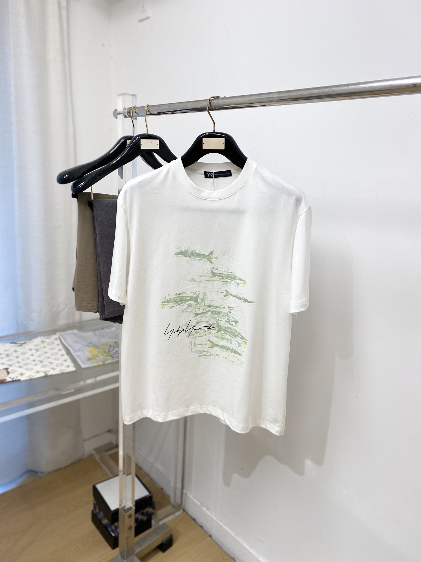 NO:945706,Y-3, 2026 new short-sleeved T-shirt, handsome and fashionable, simple and versatile. Top-notch printed letter logo on the chest. The fabric is cotton. It is not only crisp and maintains the trendy silhouette, but also comfortable to wear. The yarn is more delicate. Size M-3XL, T-shirt, tees, t-shirt,19860909Y-3、2026新品短袖T恤,帅气时尚,简约百搭款.胸前顶级印花图案字母logo,面料棉 不仅挺括,保持潮流的廓形,又穿着舒适,纱织更细腻,码数M-3XL,,T-shirt,tees，t-shirt,,Men's clothing