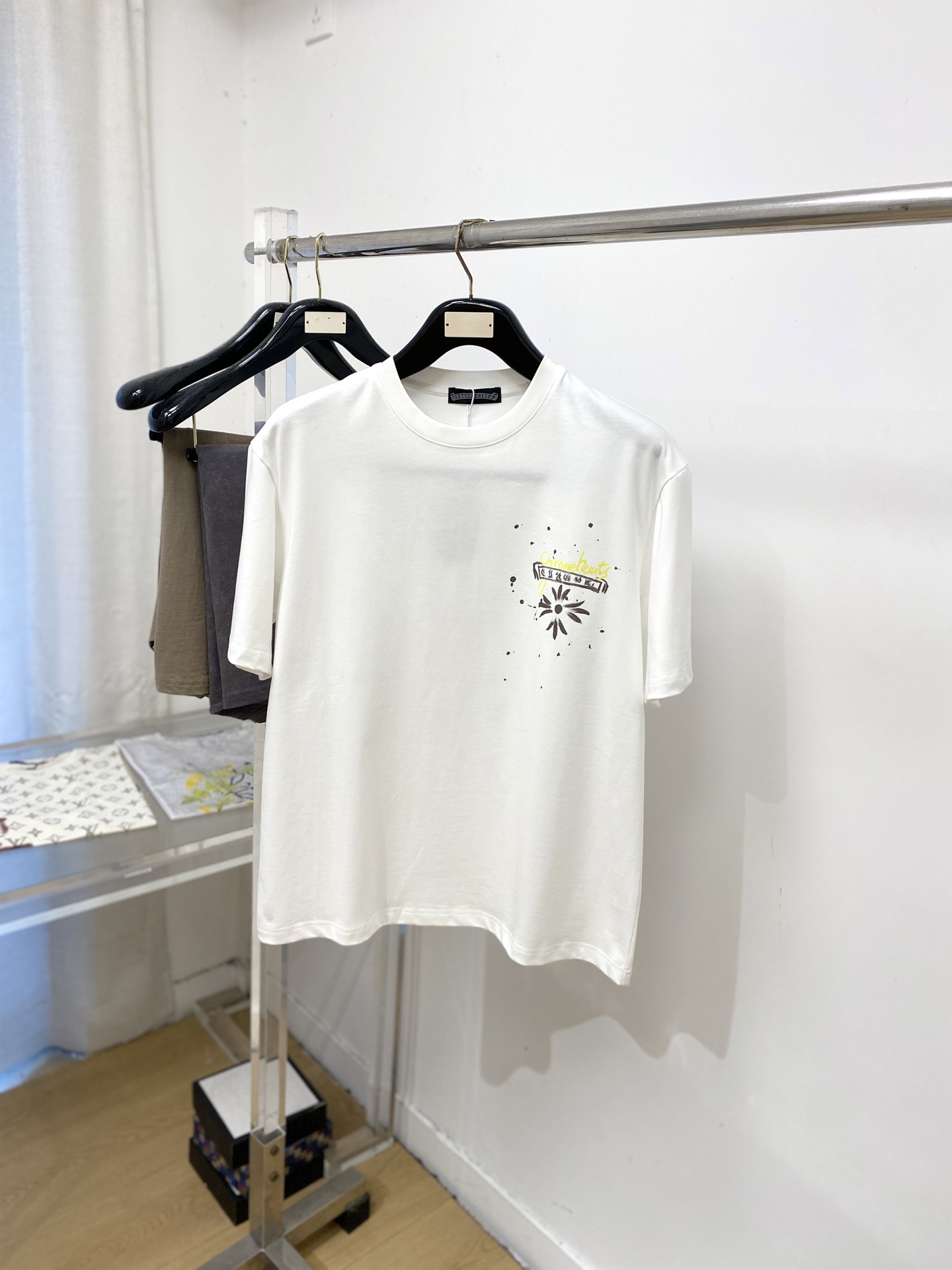 NO:945717,Chrome Hearts, 2026 new short-sleeved T-shirt, handsome and fashionable, simple and versatile. Top-notch printed letter logo on the chest. The fabric is cotton. It is not only crisp and maintains the trendy silhouette, but also comfortable to wear. The yarn is more delicate. Size M-3XL,, chrome hearts, T-shirt, tees, t-shirt,19860909克罗心、2026新品短袖T恤,帅气时尚,简约百搭款.胸前顶级印花图案字母logo,面料棉 不仅挺括,保持潮流的廓形,又穿着舒适,纱织更细腻,码数M-3XL,,chrome hearts,T-shirt,tees，t-shirt,,Men's clothing